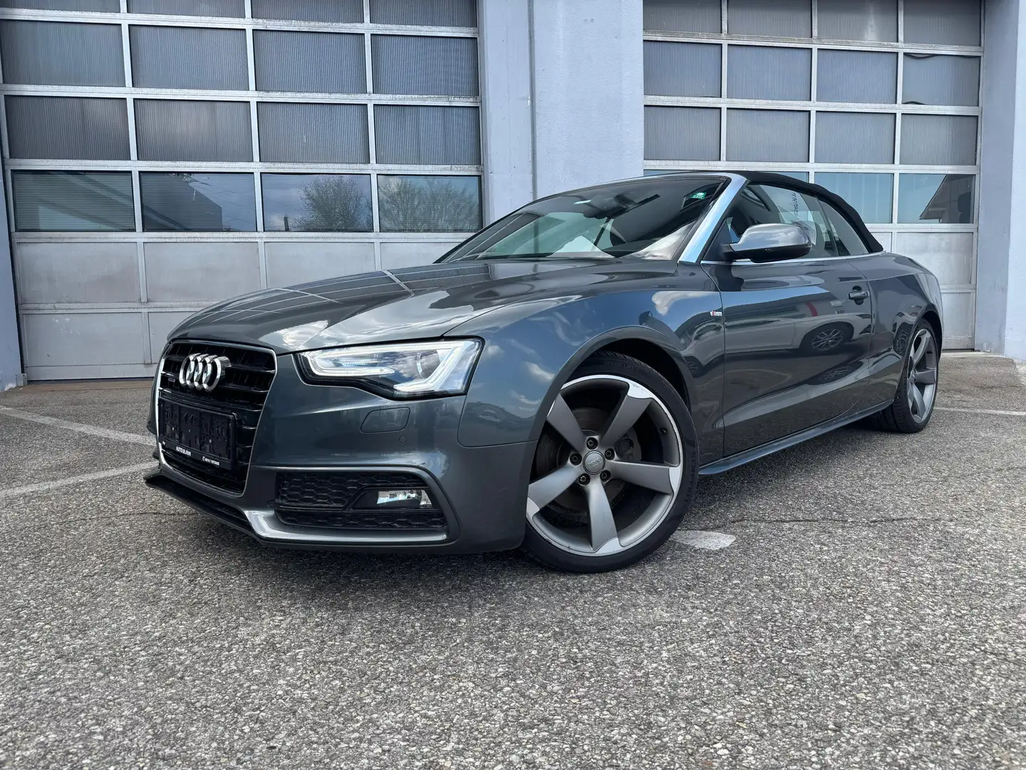 Audi A5 Cabrio 2.0 TDI quattro 3xS-line-Erstbesitz/Navi Grau - 2