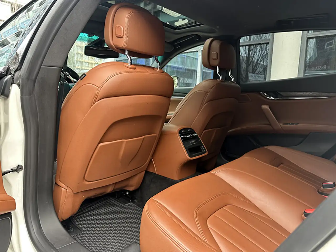 Maserati Quattroporte снимка Maserati Quattroporte