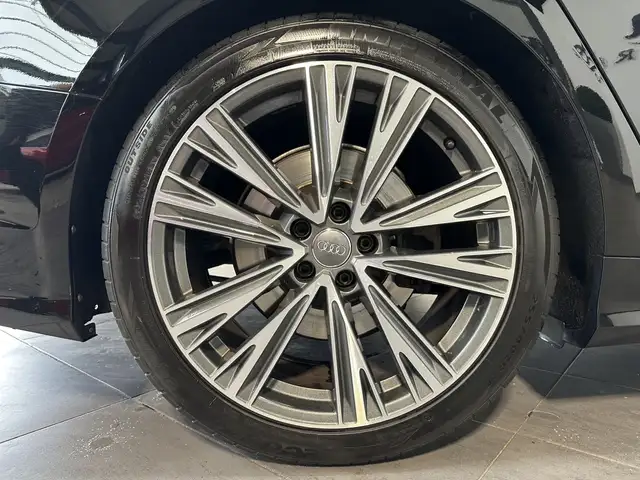 Audi A6 Avant view 3