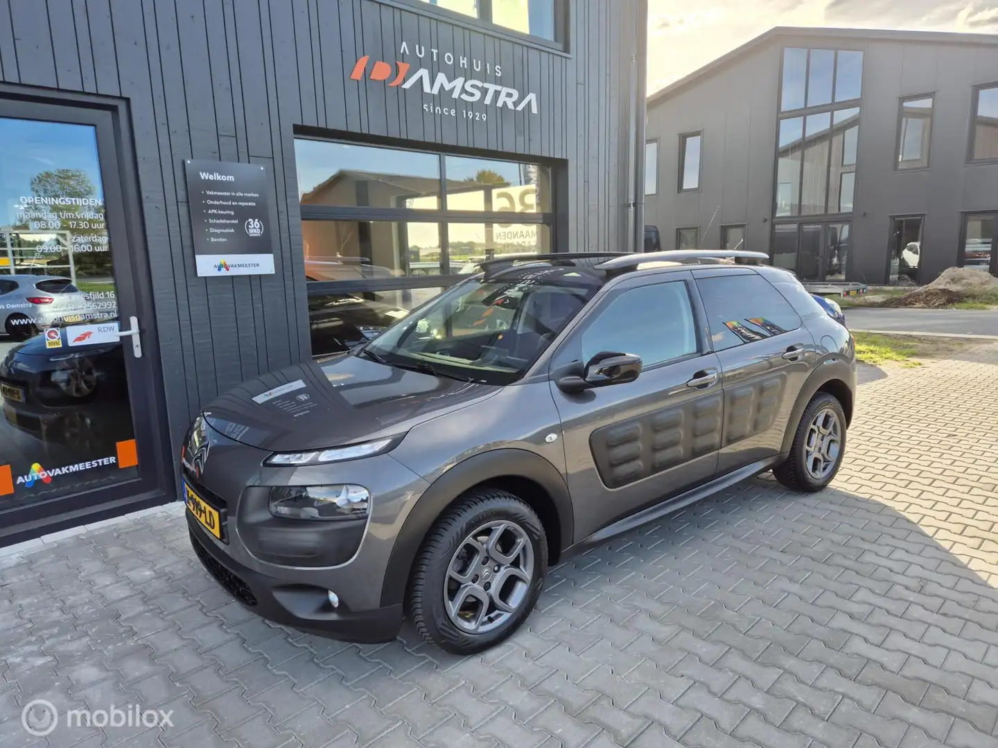 Citroen C4 Cactus 1.2 PureTech Feel 110pk|Automaat|Airco|Cruise|Navi Grijs - 1