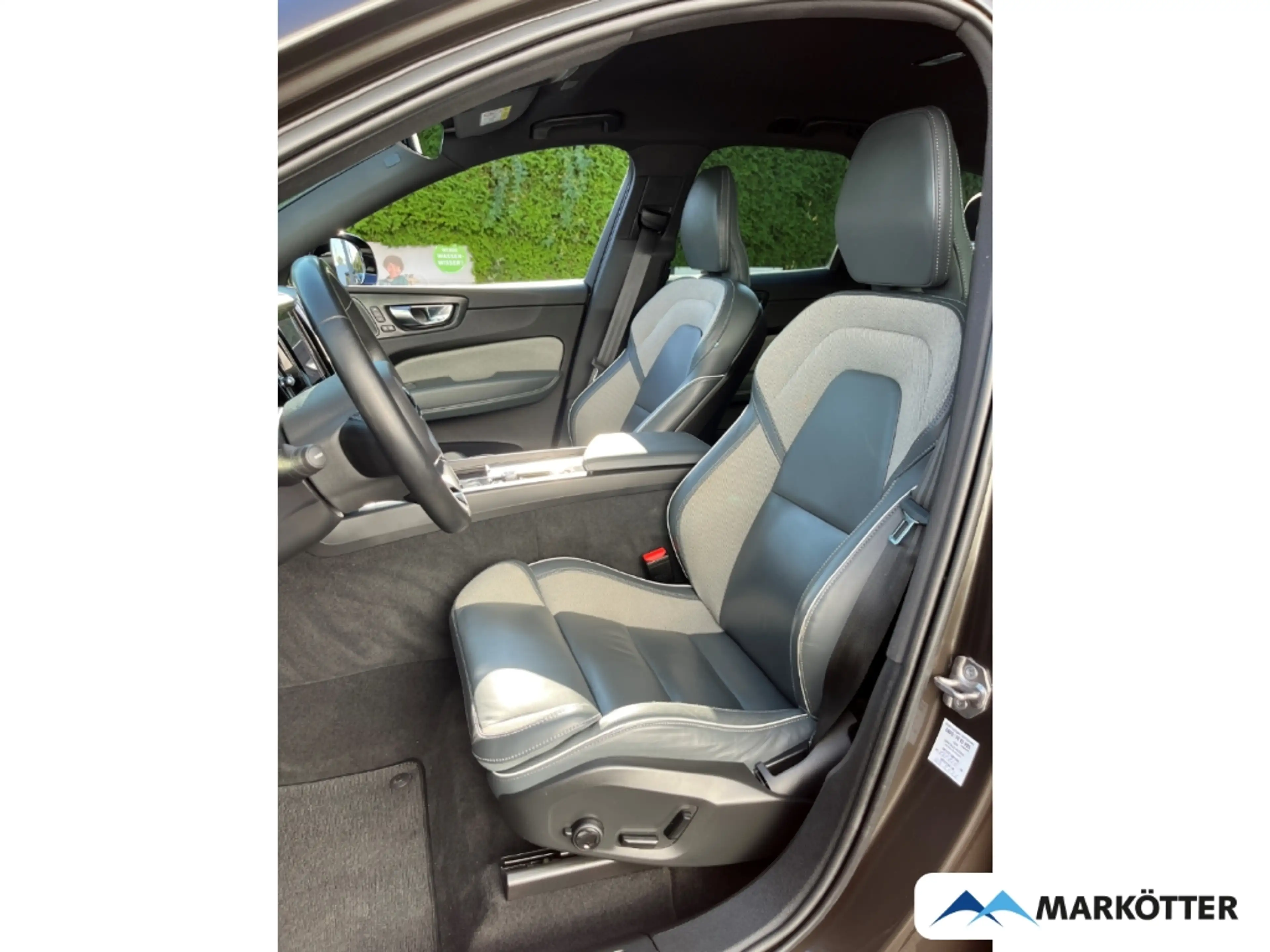 Volvo XC60 B4 AWD R-Design ACC/AHK/H&K/Standheizung — photo 11