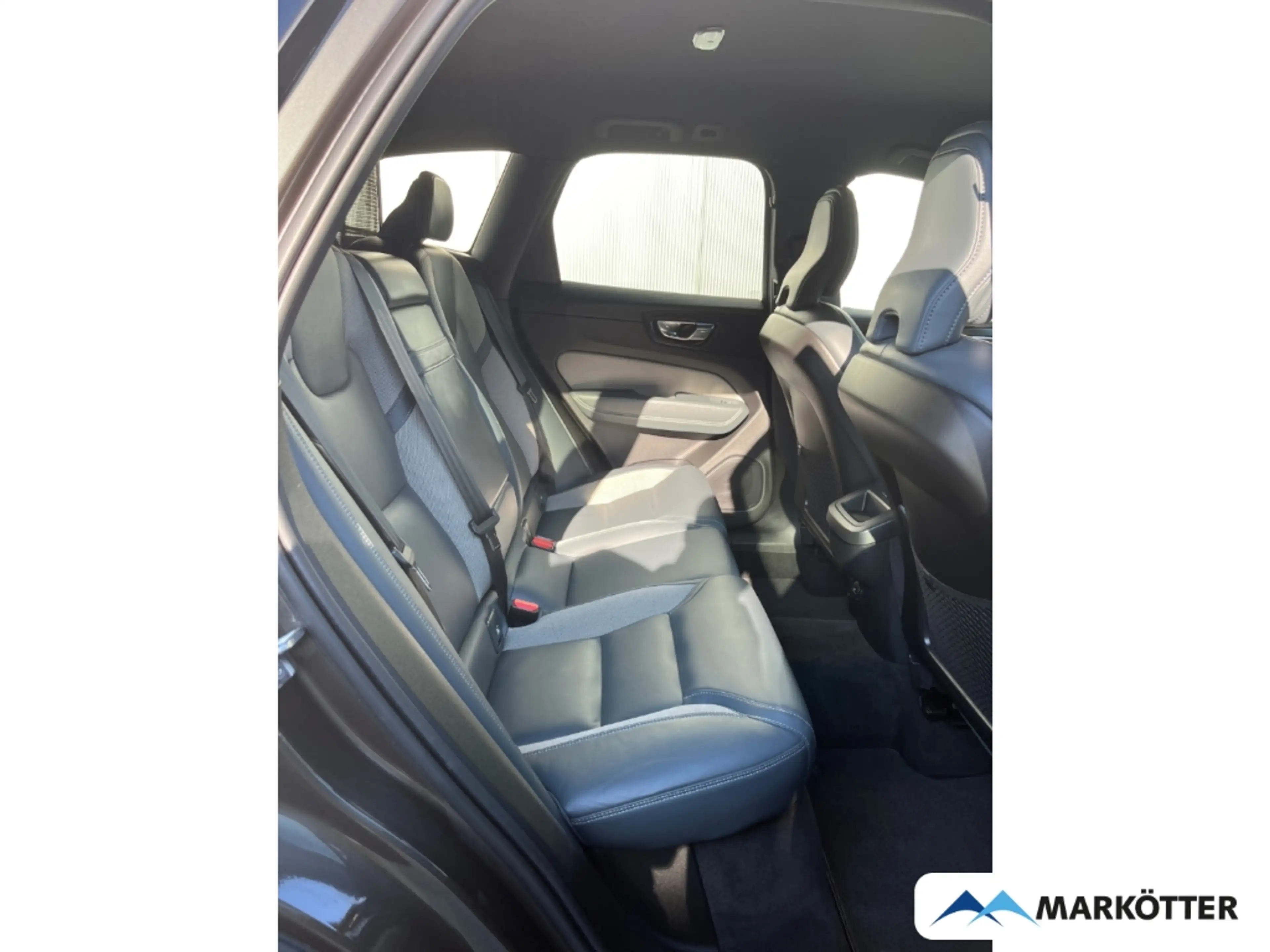 Volvo XC60 B4 AWD R-Design ACC/AHK/H&K/Standheizung — photo 9