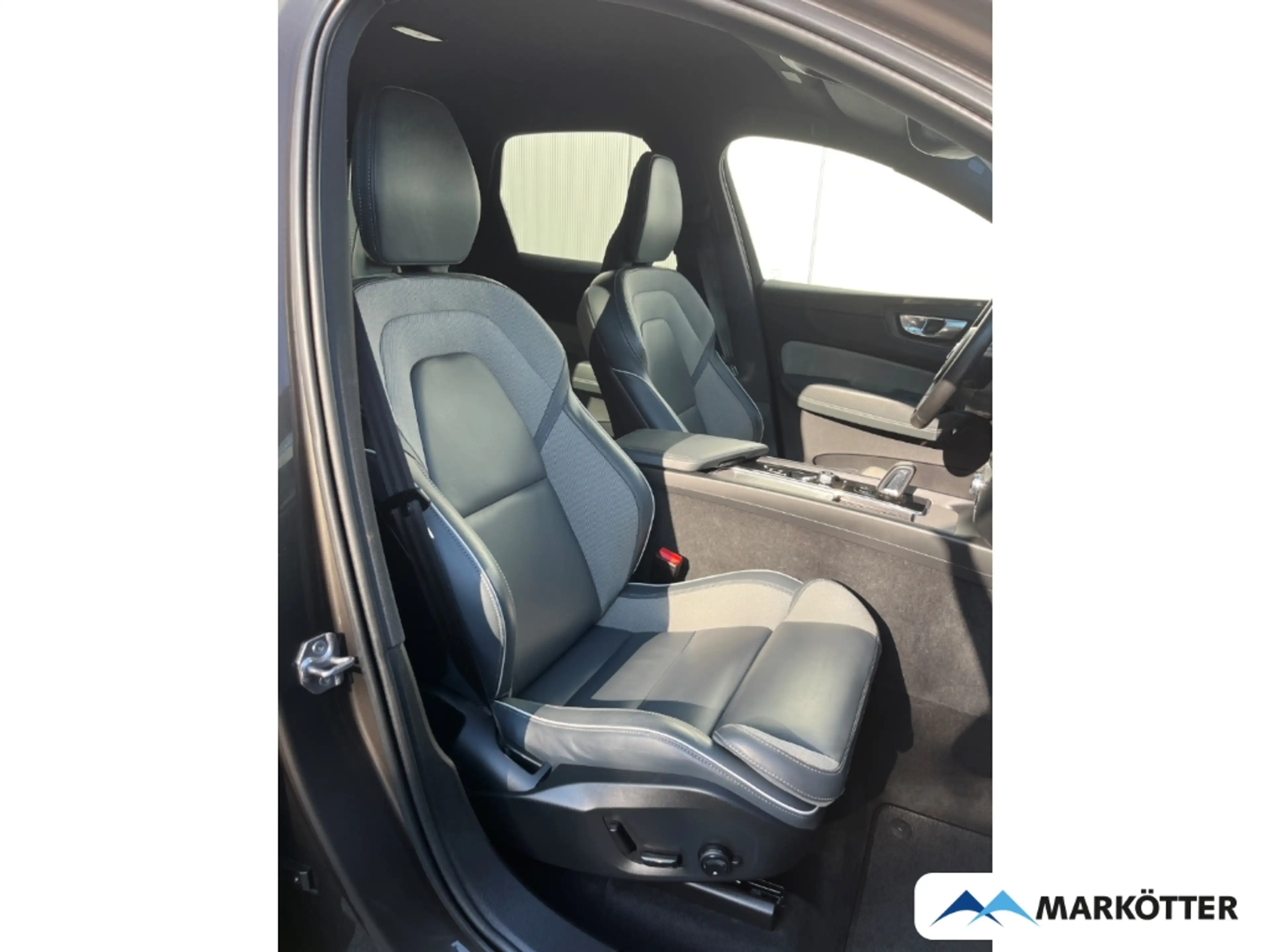 Volvo XC60 B4 AWD R-Design ACC/AHK/H&K/Standheizung — photo 10