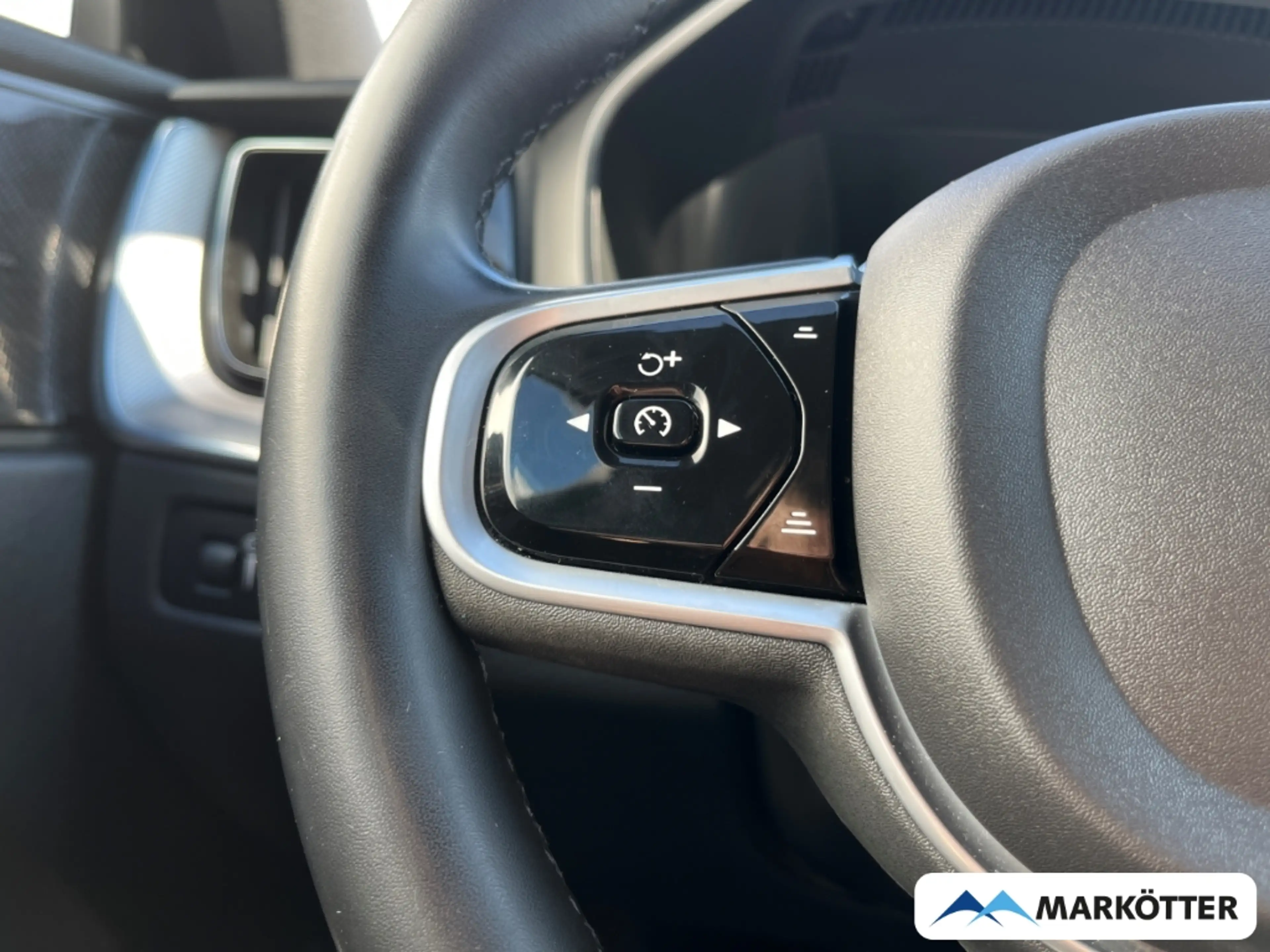 Volvo XC60 B4 AWD R-Design ACC/AHK/H&K/Standheizung — photo 14