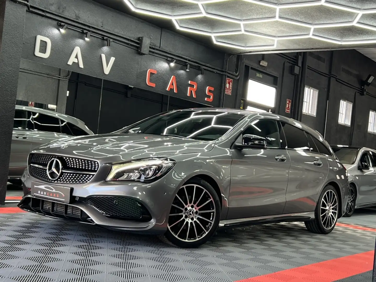 Mercedes-Benz CLA 200 Shooting Brake 200d 7G-DCT Gris - 1