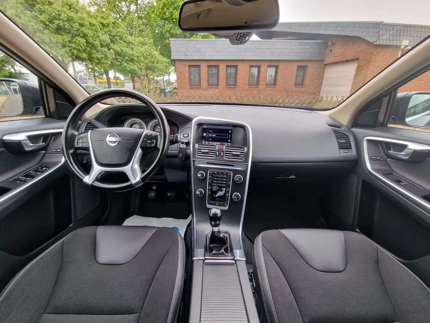 Volvo XC60 Momentum Grau - 2
