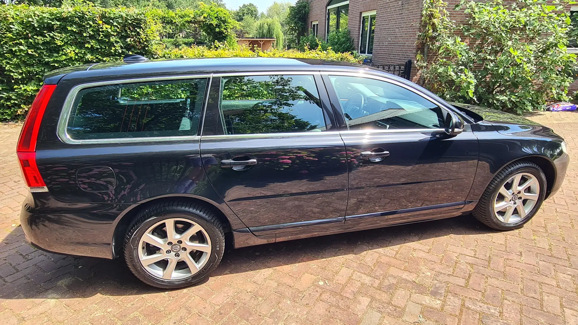 Volvo V70 V70 2.0 T5 Momentum Zwart - 2
