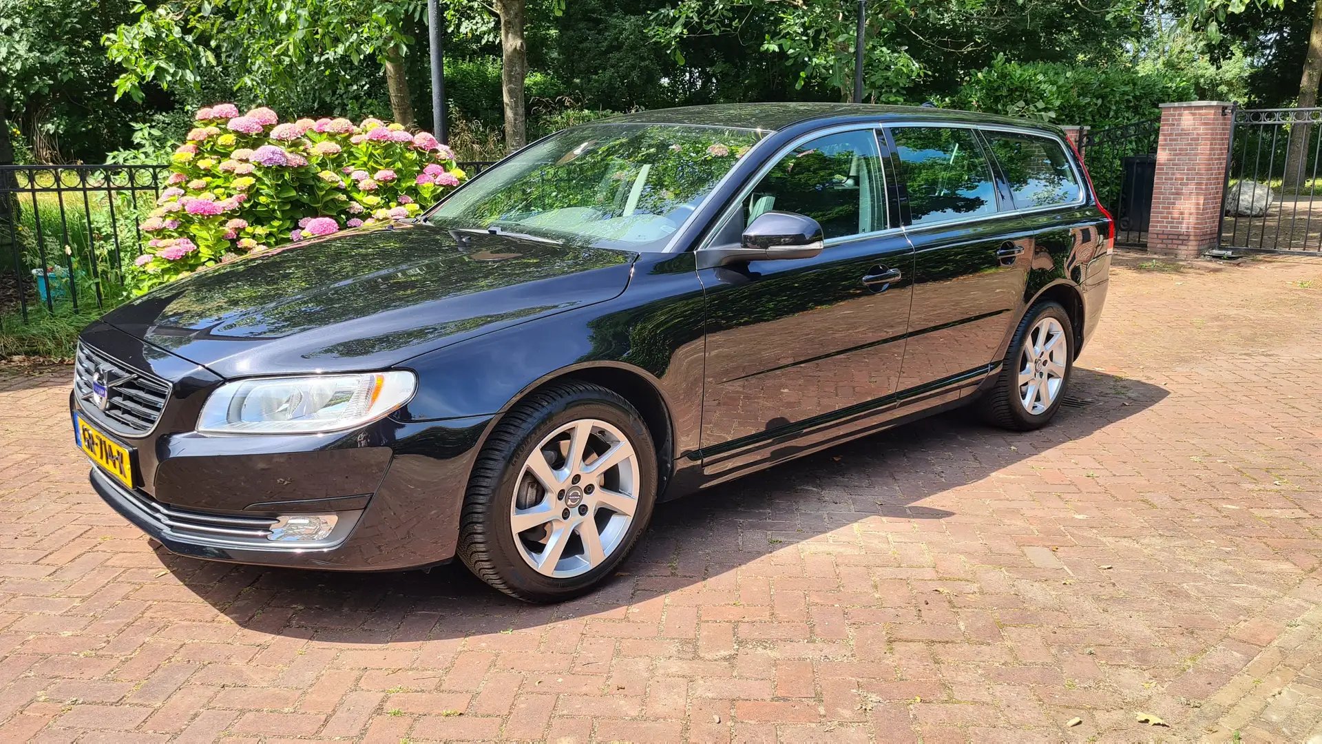 Volvo V70 V70 2.0 T5 Momentum Zwart - 1