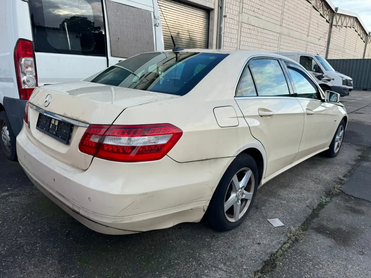 Mercedes-Benz E 200 E -Klasse Lim. E 200 CDI BlueEfficiency Amarillo - 2