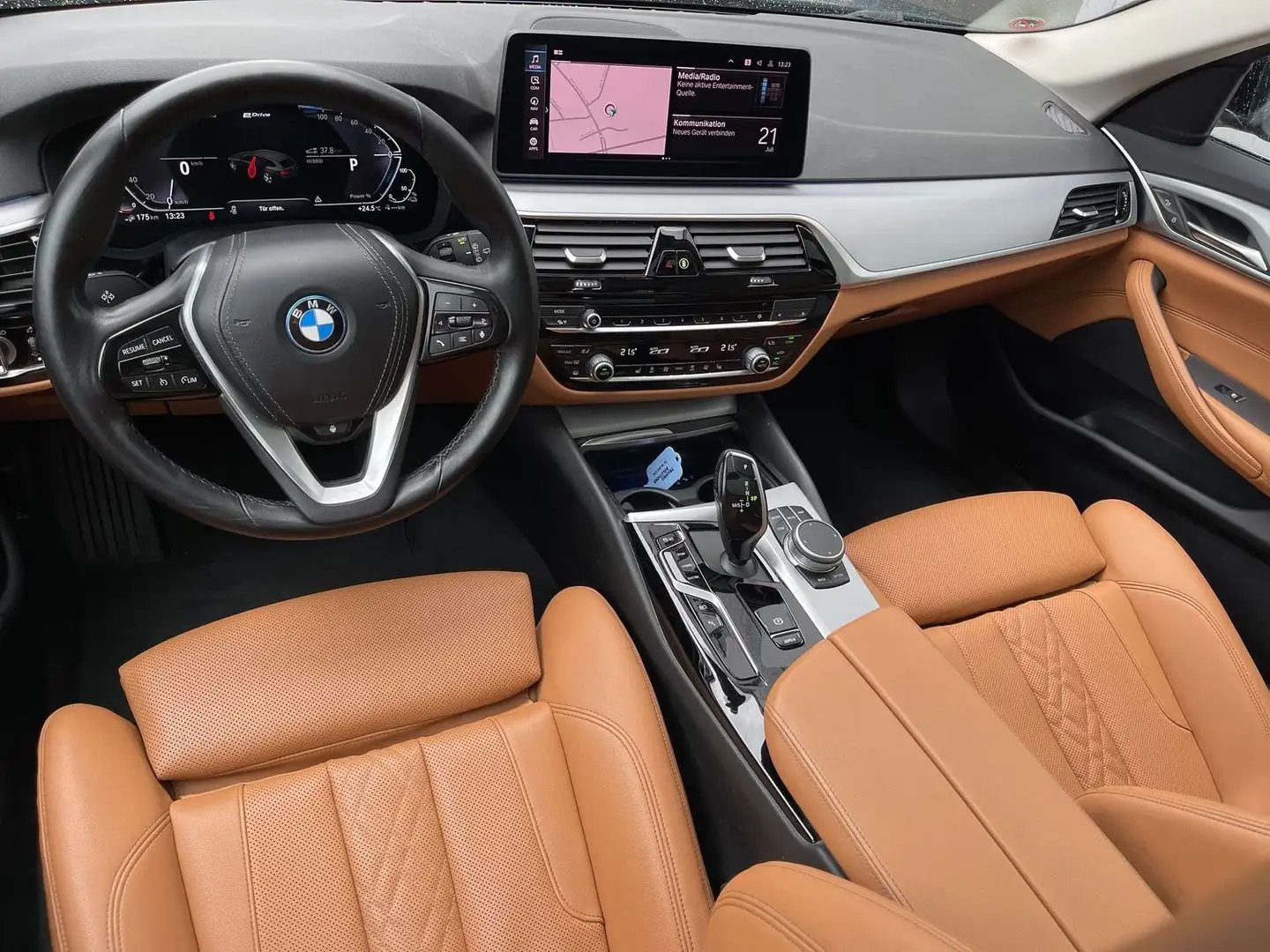 BMW 530 e xDrive+AHK+Kamera+LenkradH+Panorama Negro - 2