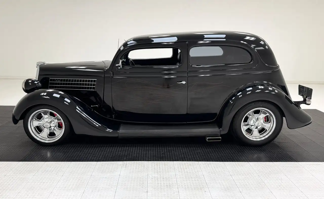 Ford Deluxe Tudor Sedan, foto 2