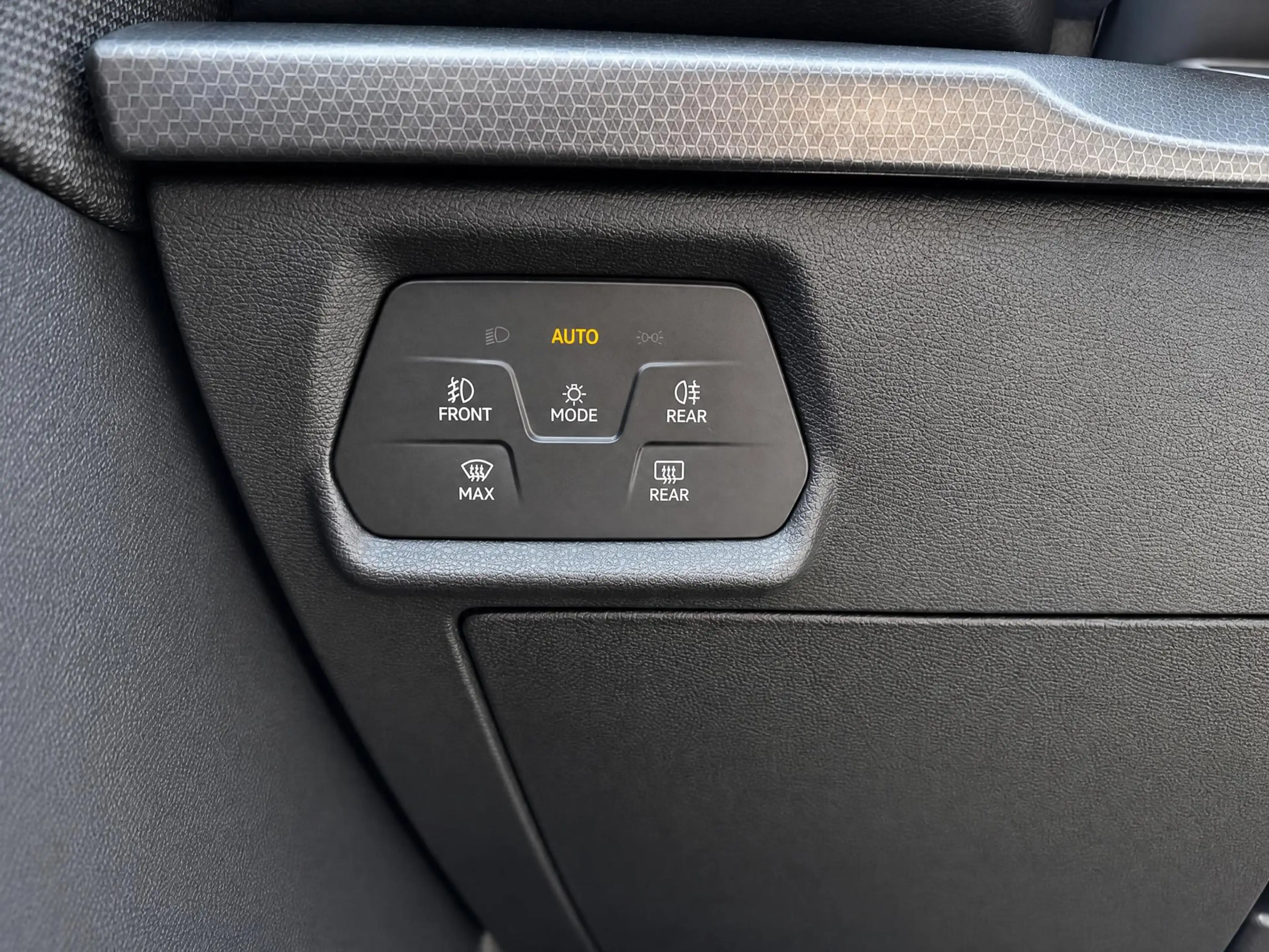 SEAT Leon Sportstourer Style Business Intense 1.5 eTSI 115 P — photo 13