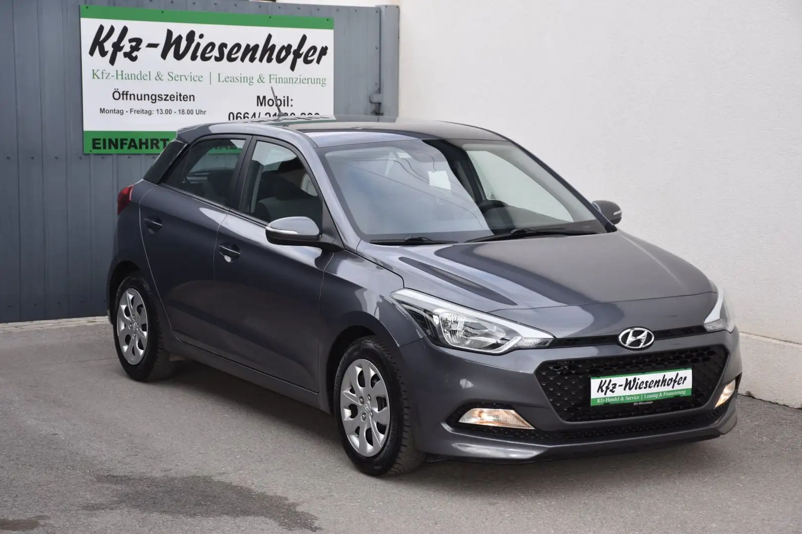 Hyundai i20 1.2 Limited / Service + Pickerl NEU / Silber - 1