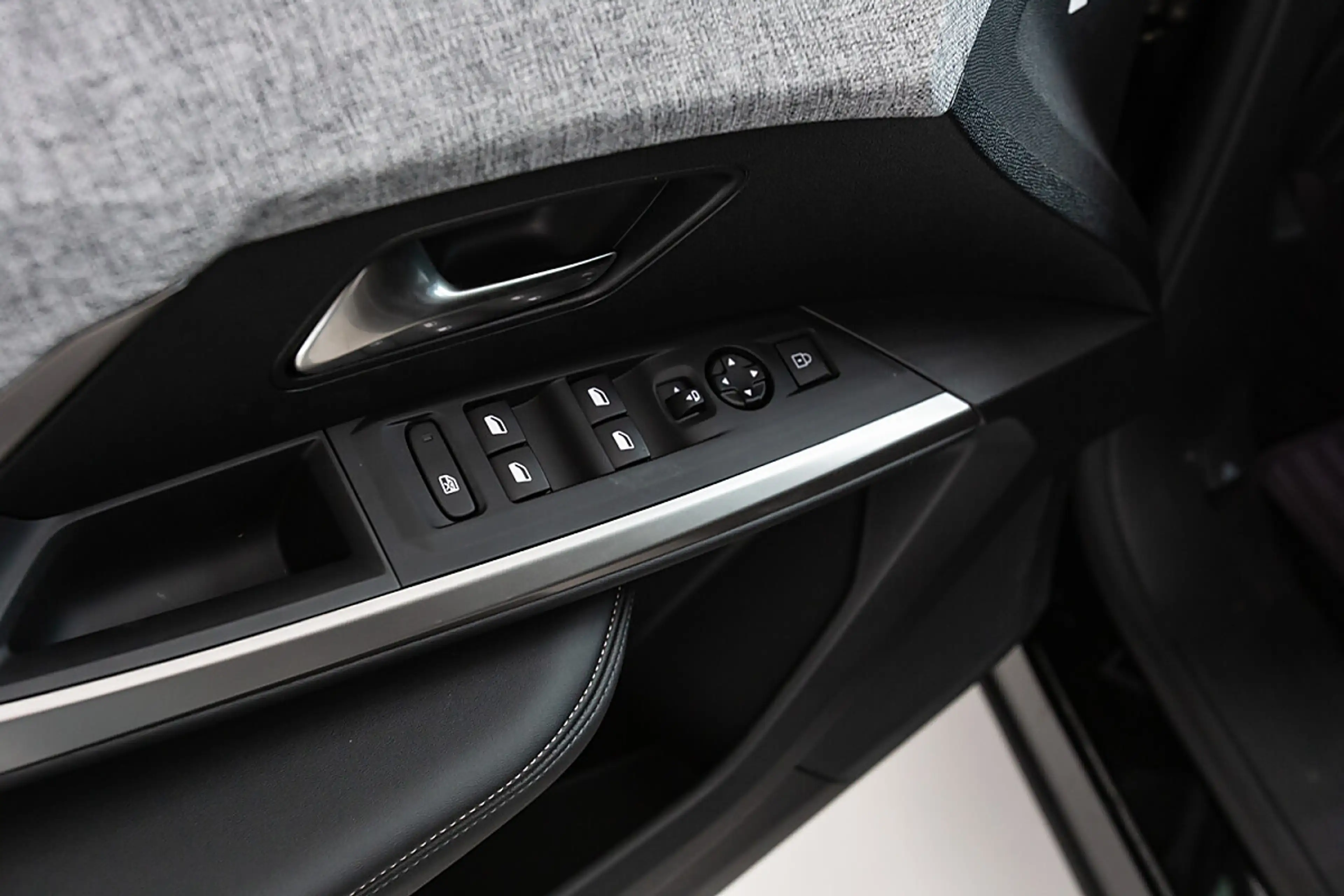 Peugeot 5008 Elektro 210 73kWh — photo 11