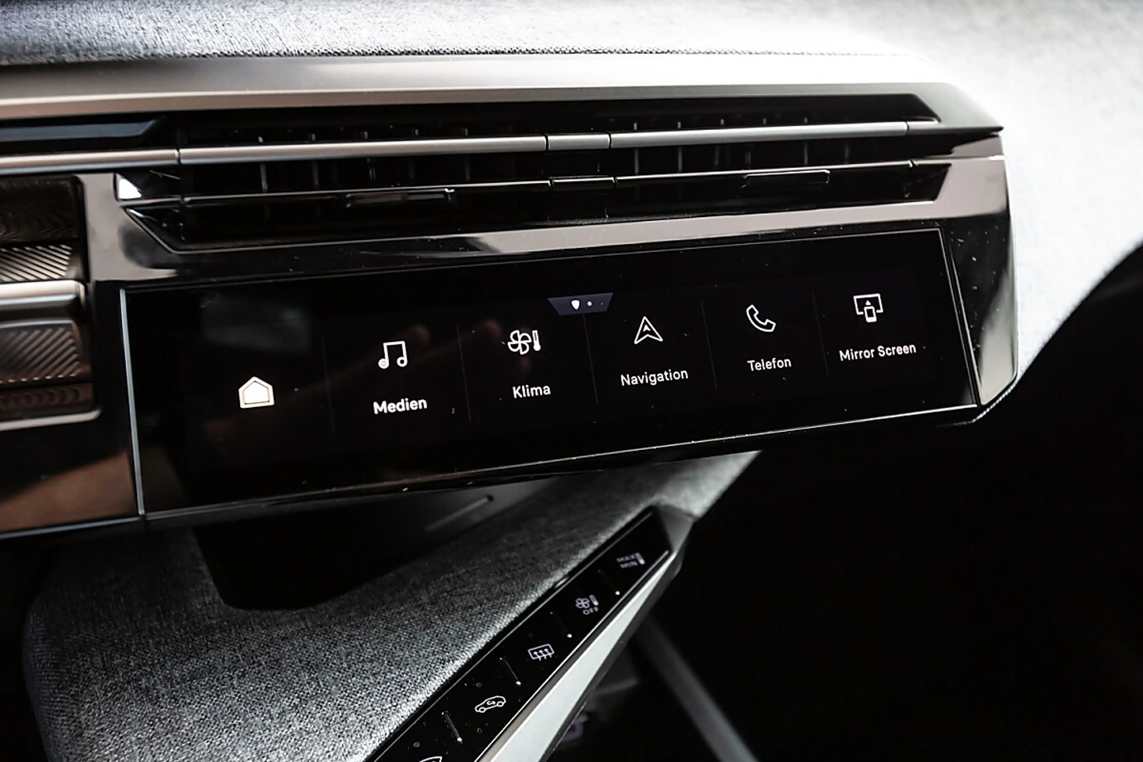 Peugeot 5008 Elektro 210 73kWh — photo 9