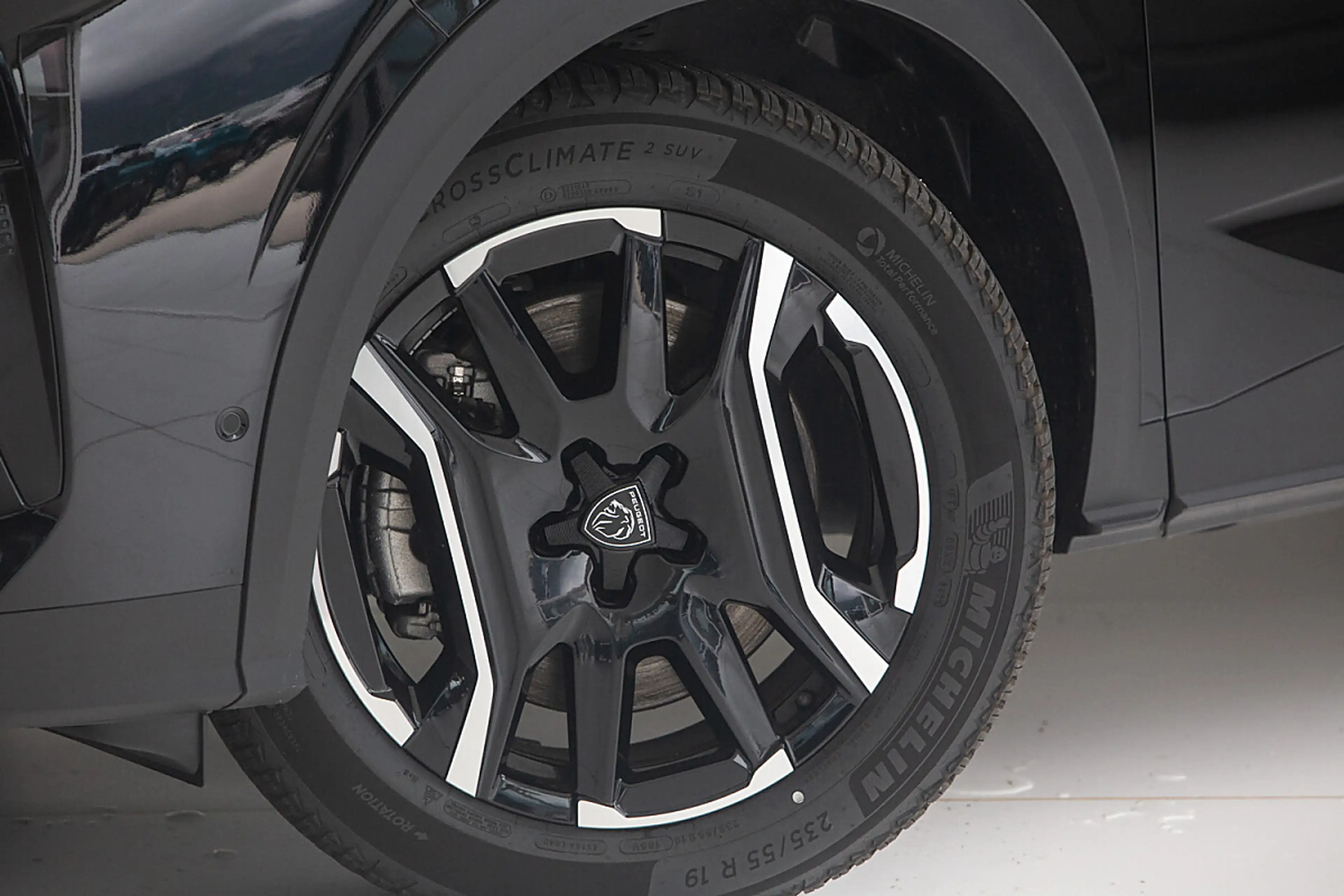 Peugeot 5008 Elektro 210 73kWh — photo 4