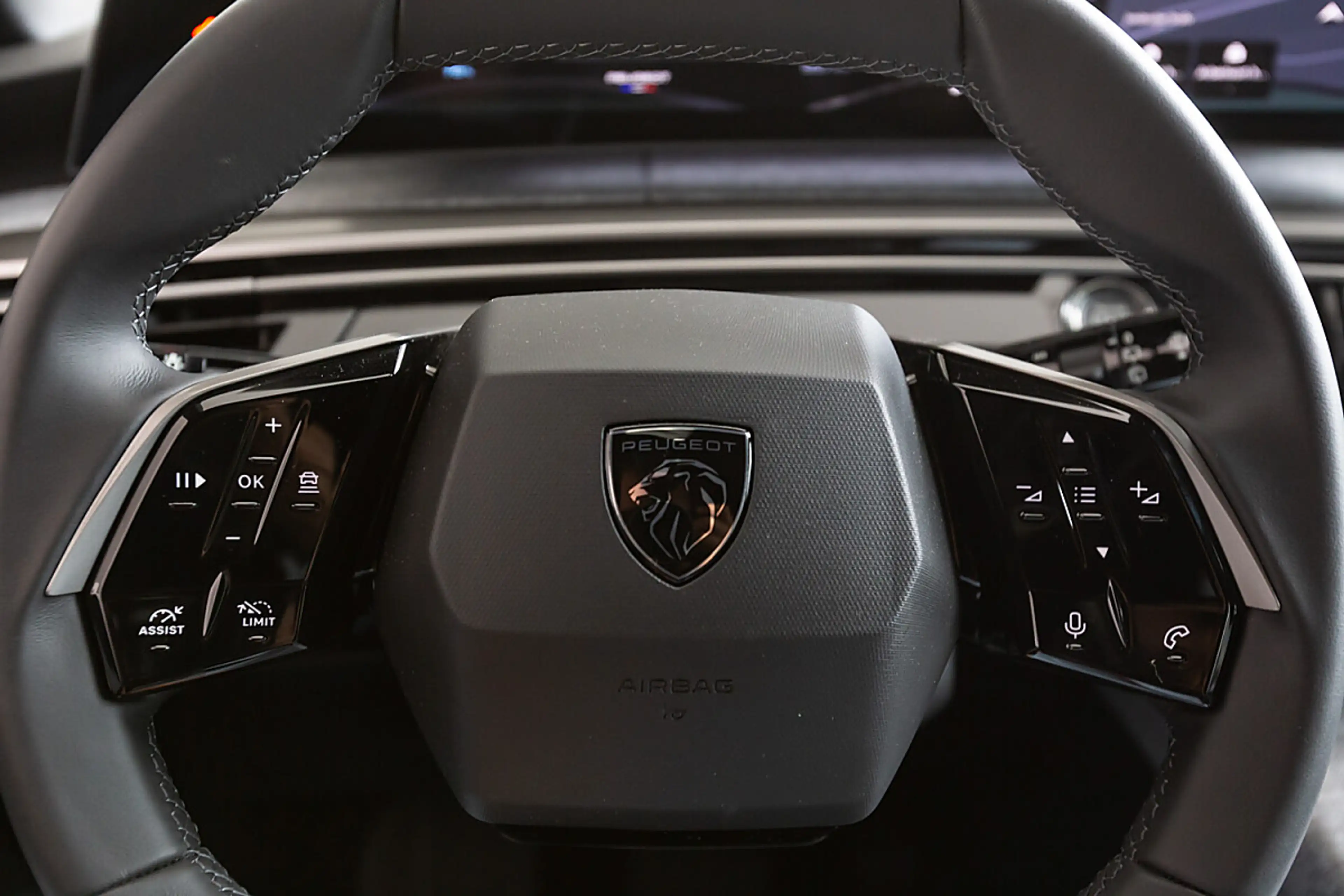 Peugeot 5008 Elektro 210 73kWh — photo 6