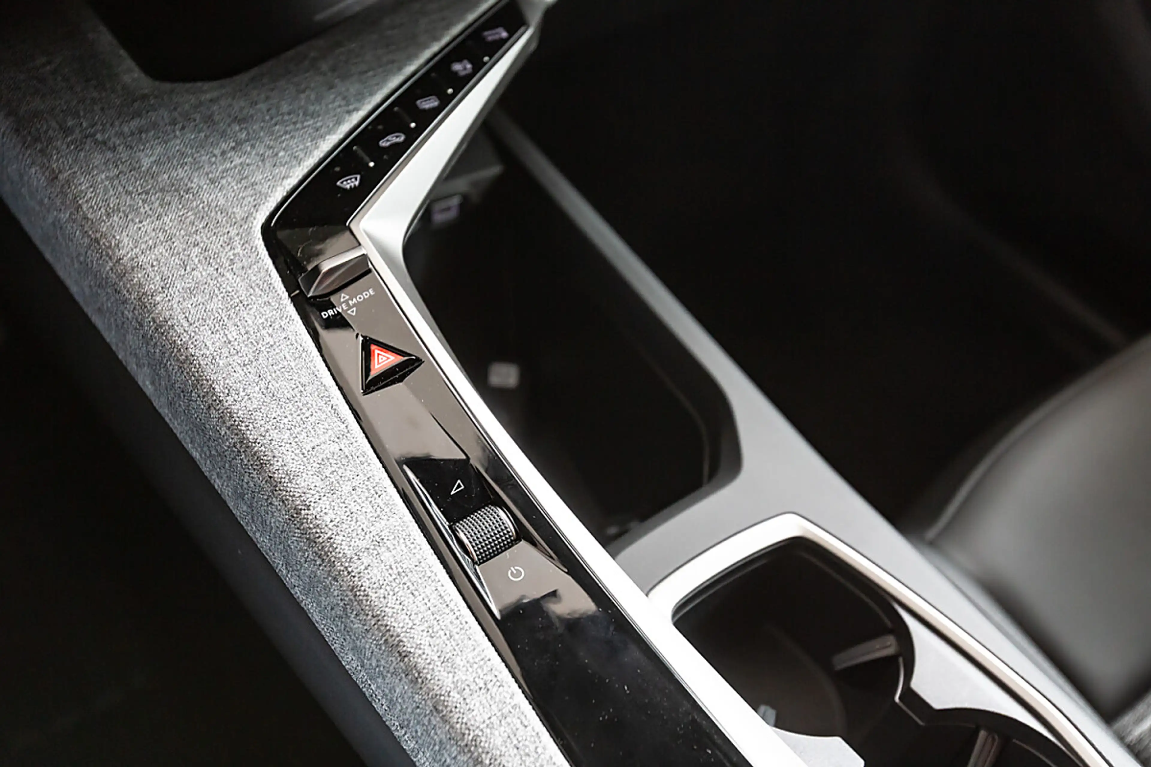 Peugeot 5008 Elektro 210 73kWh — photo 10