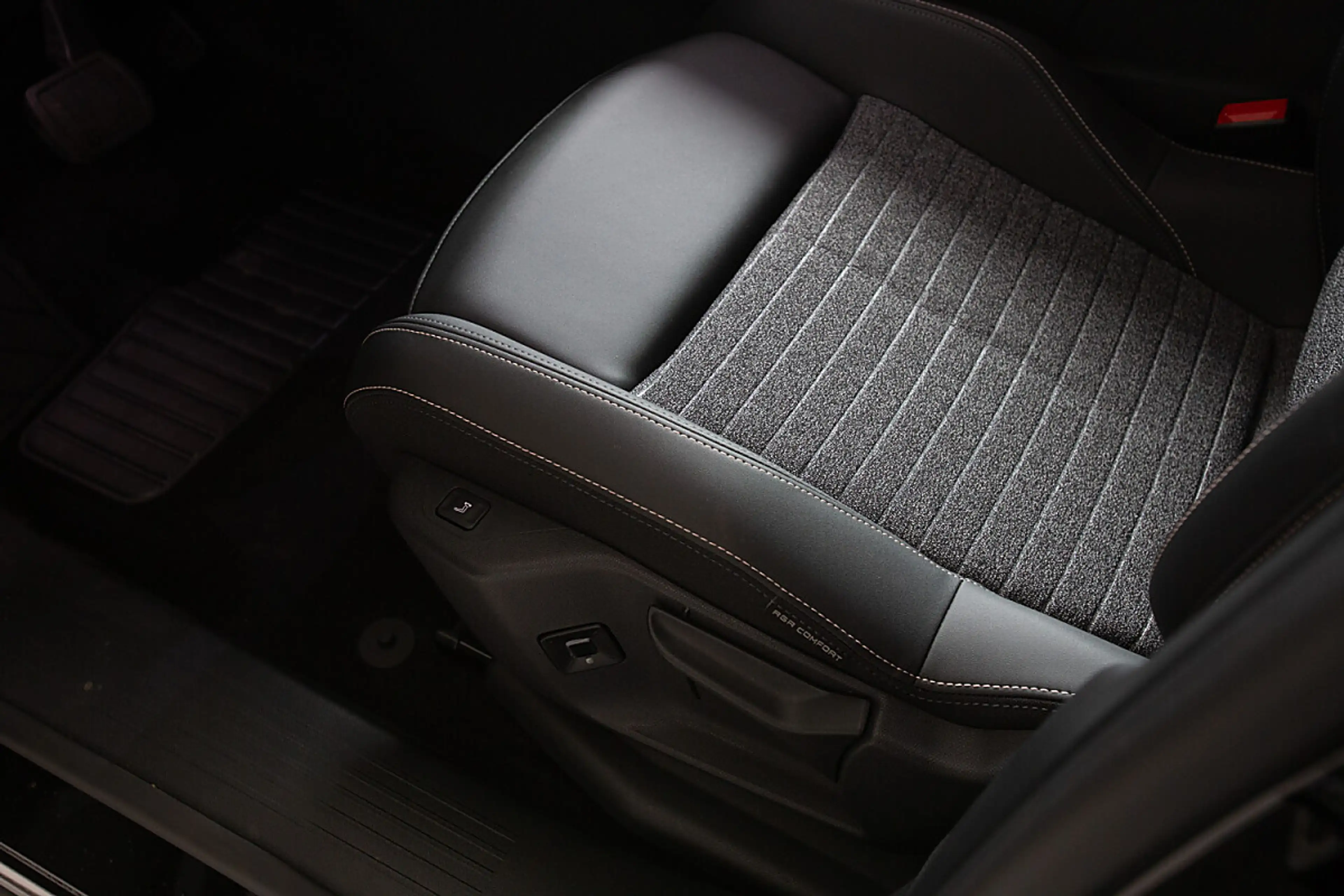 Peugeot 5008 Elektro 210 73kWh — photo 13