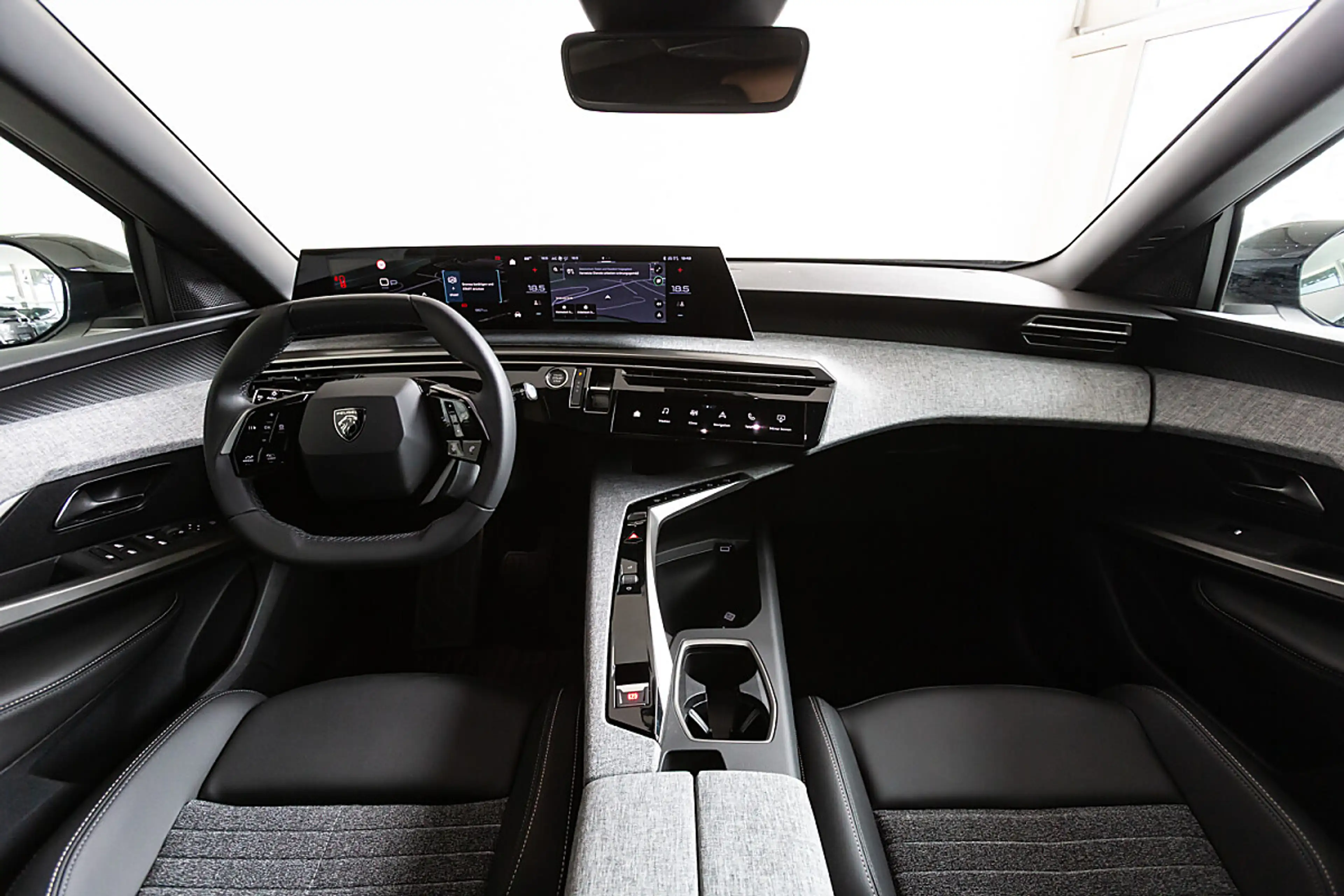 Peugeot 5008 Elektro 210 73kWh — photo 5
