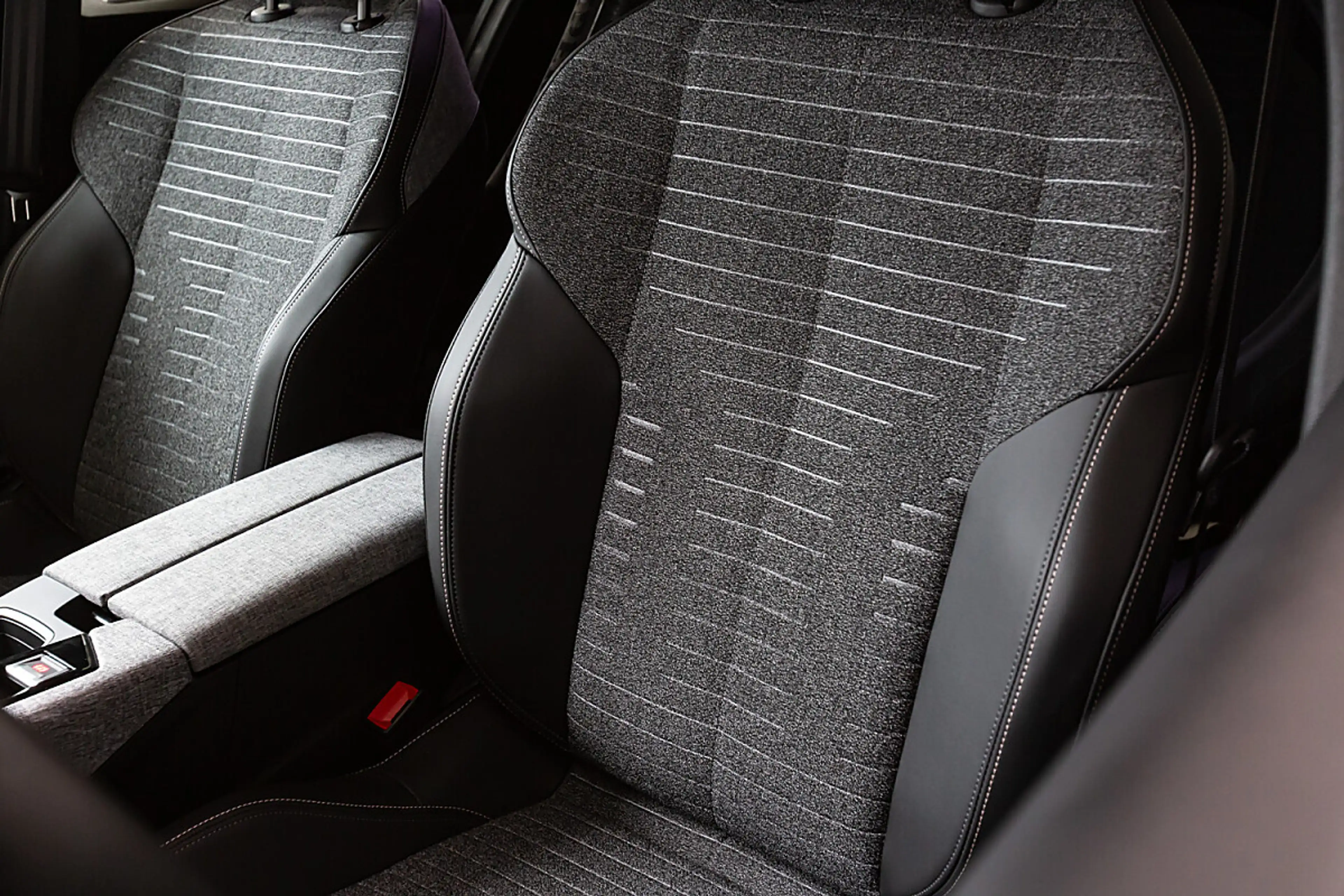 Peugeot 5008 Elektro 210 73kWh — photo 14
