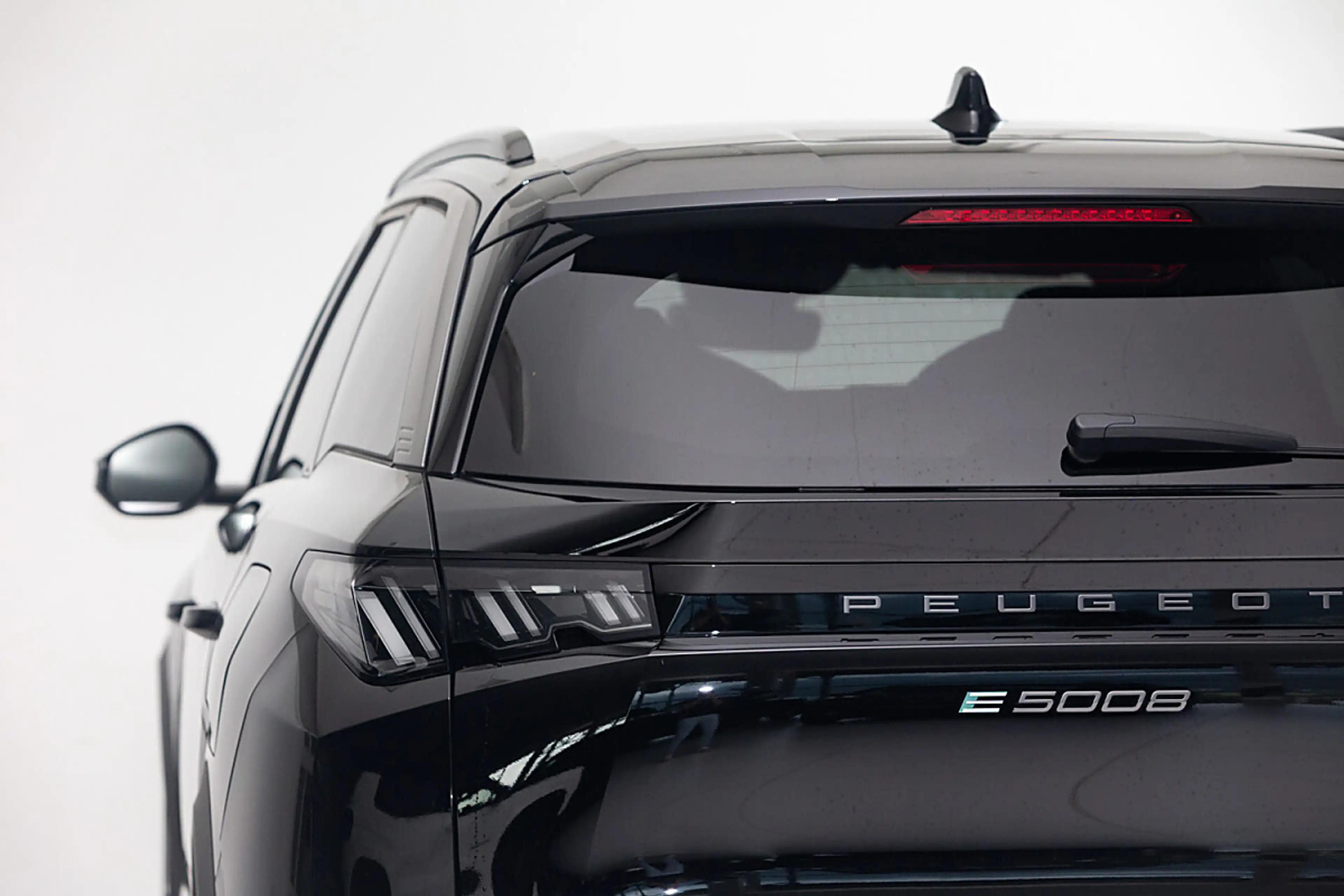 Peugeot 5008 Elektro 210 73kWh — photo 3