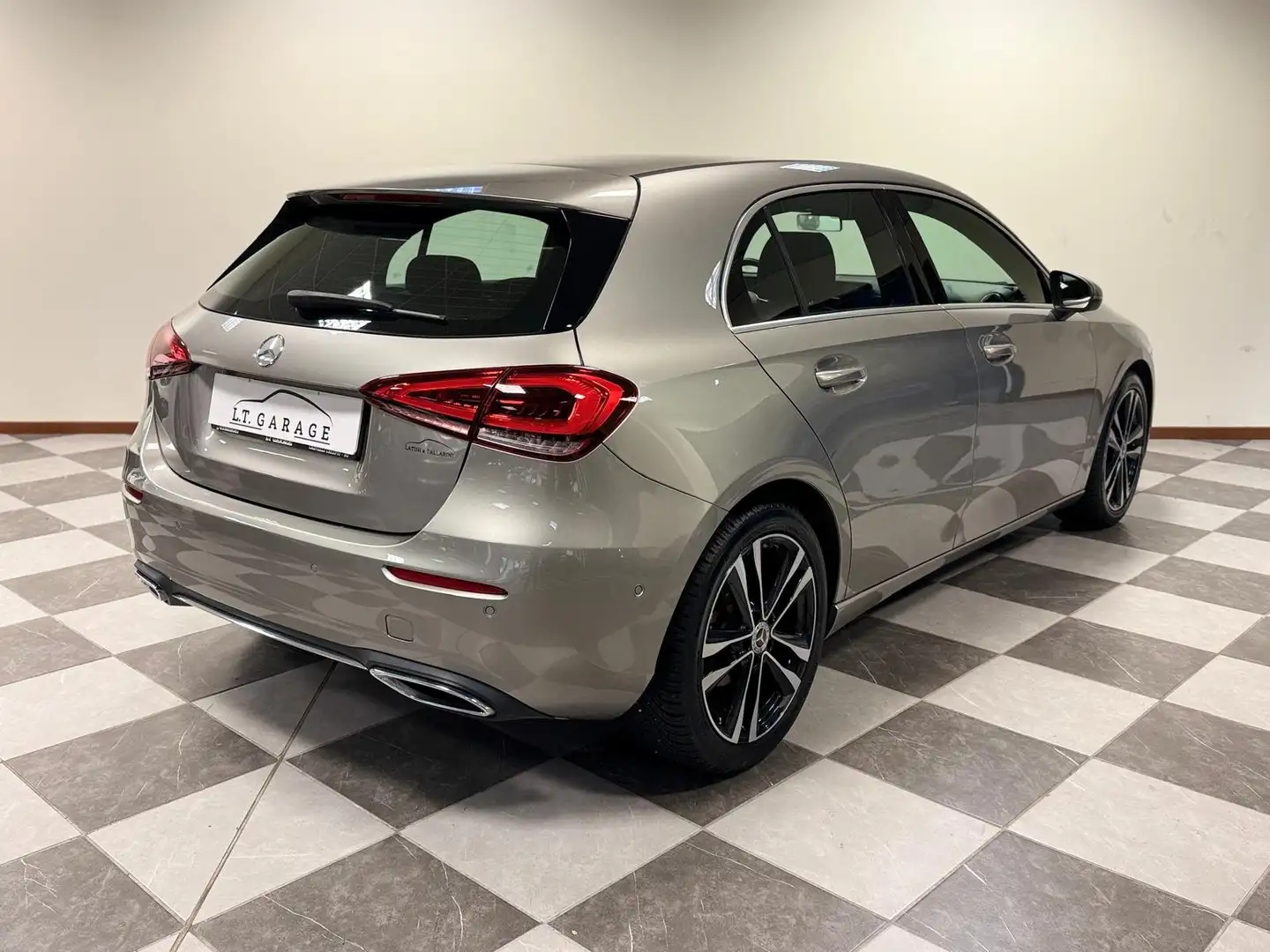 Mercedes-Benz A 180 Classe A  Premium Gris - 2