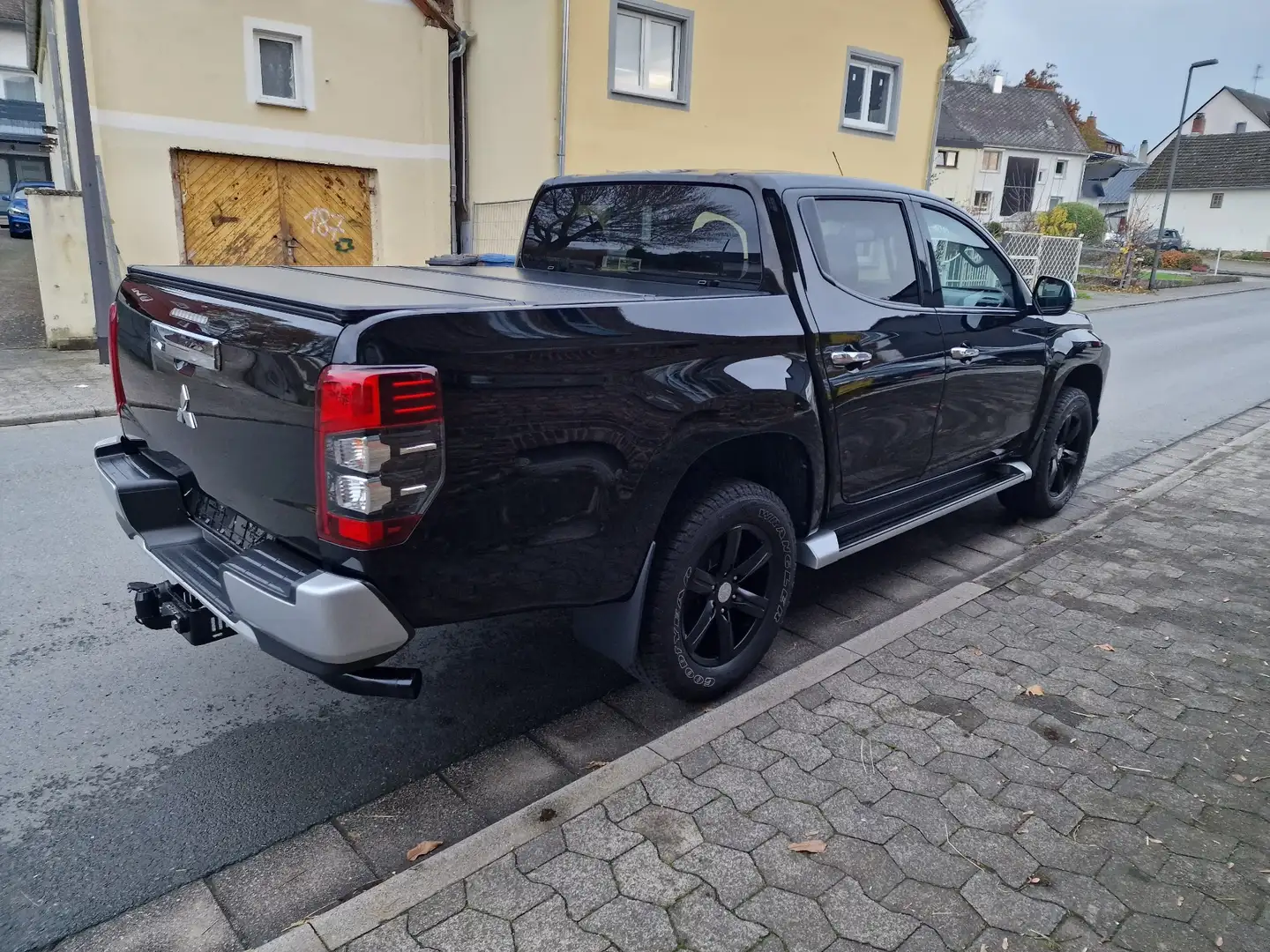 Mitsubishi L200 2,2D 4x4 SELECT AT DoKa Garantie12/26 HU01/27 Schwarz - 2