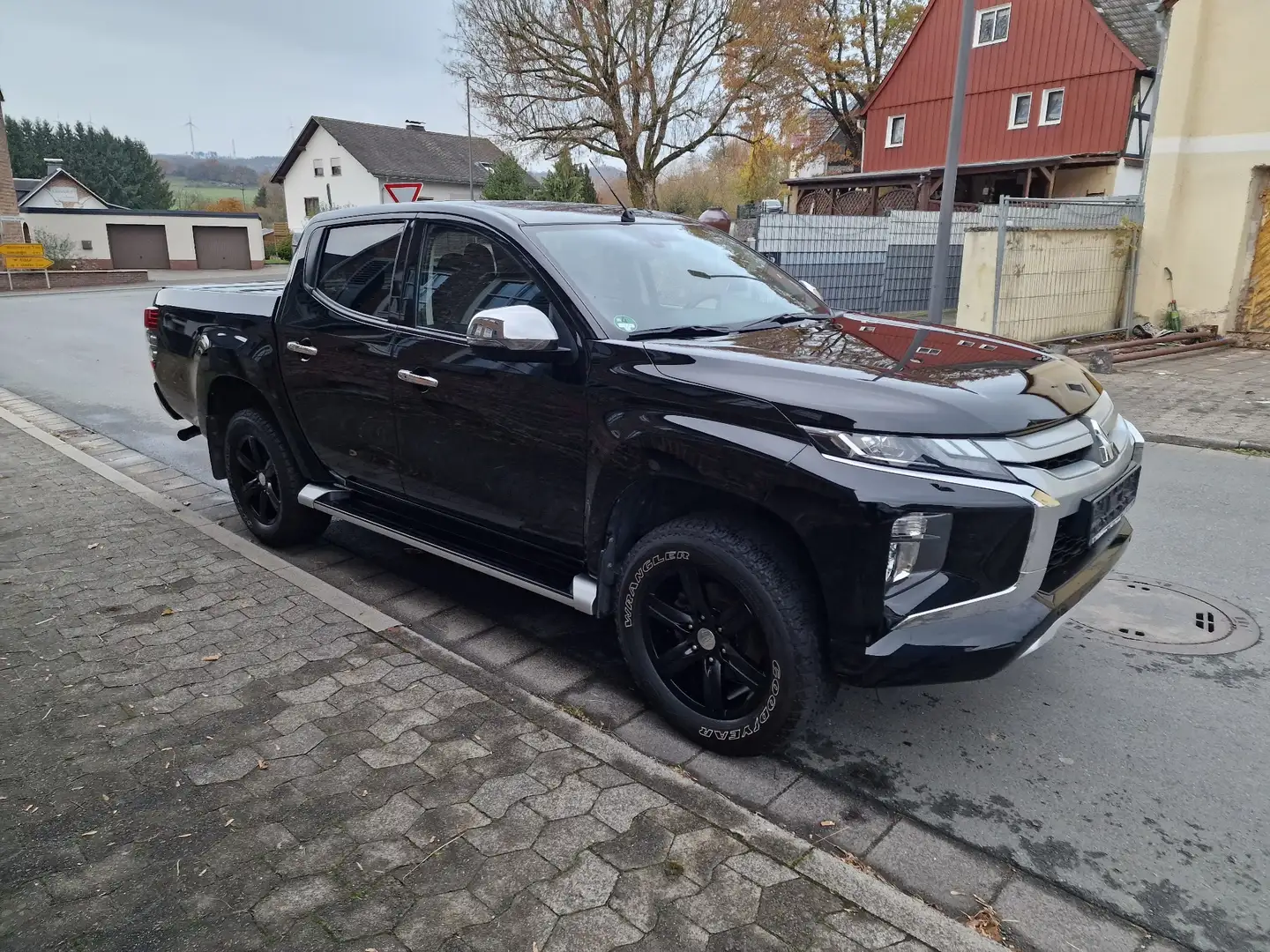 Mitsubishi L200 2,2D 4x4 SELECT AT DoKa Garantie12/26 HU01/27 Schwarz - 1
