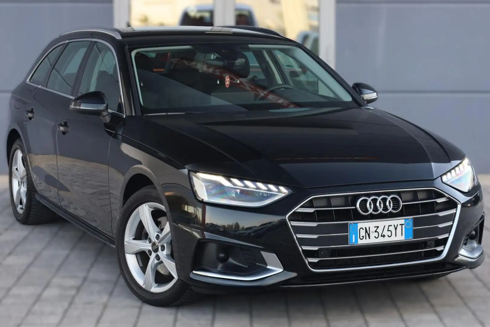 Audi A4 Avant 35 TDI/163 CV S tronic Noir - 1