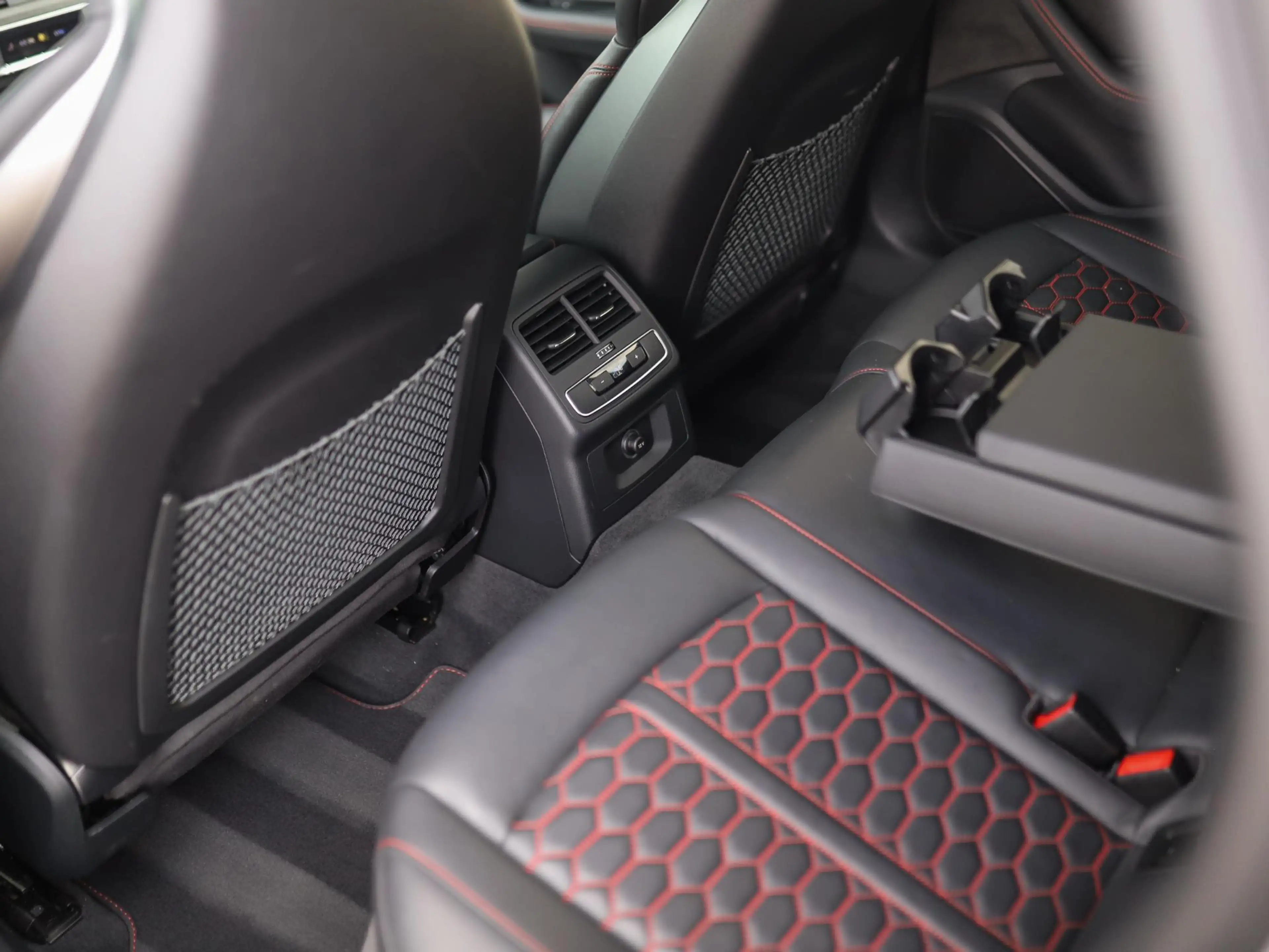 Audi RS4 A4 Avant 2.9 TFSI quattro Pro Line Plus | Massage — photo 30