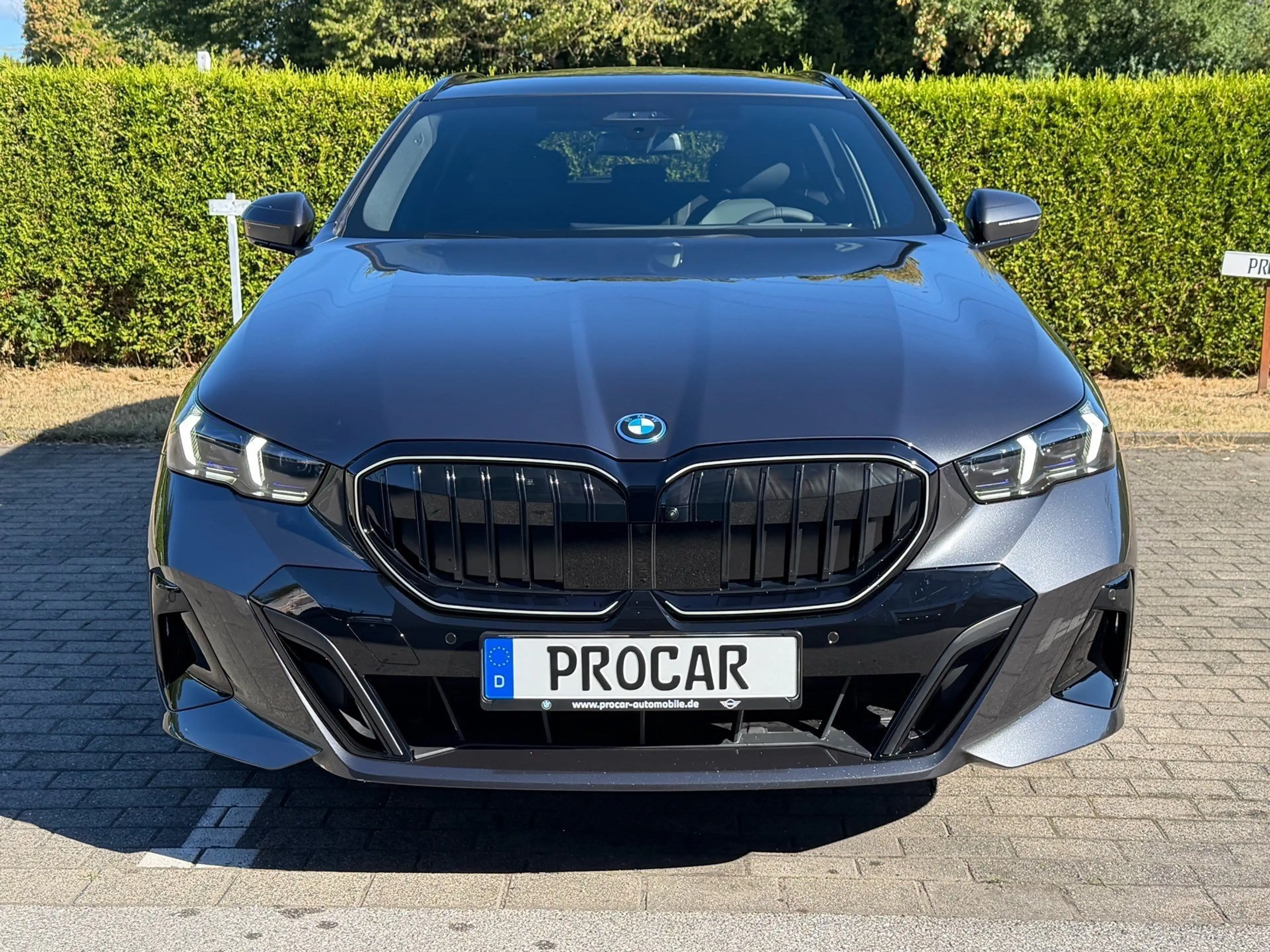 BMW 550 e xDrive M-Sport Pro, B&W, Pano, 21", AHK, 360°, — photo 3