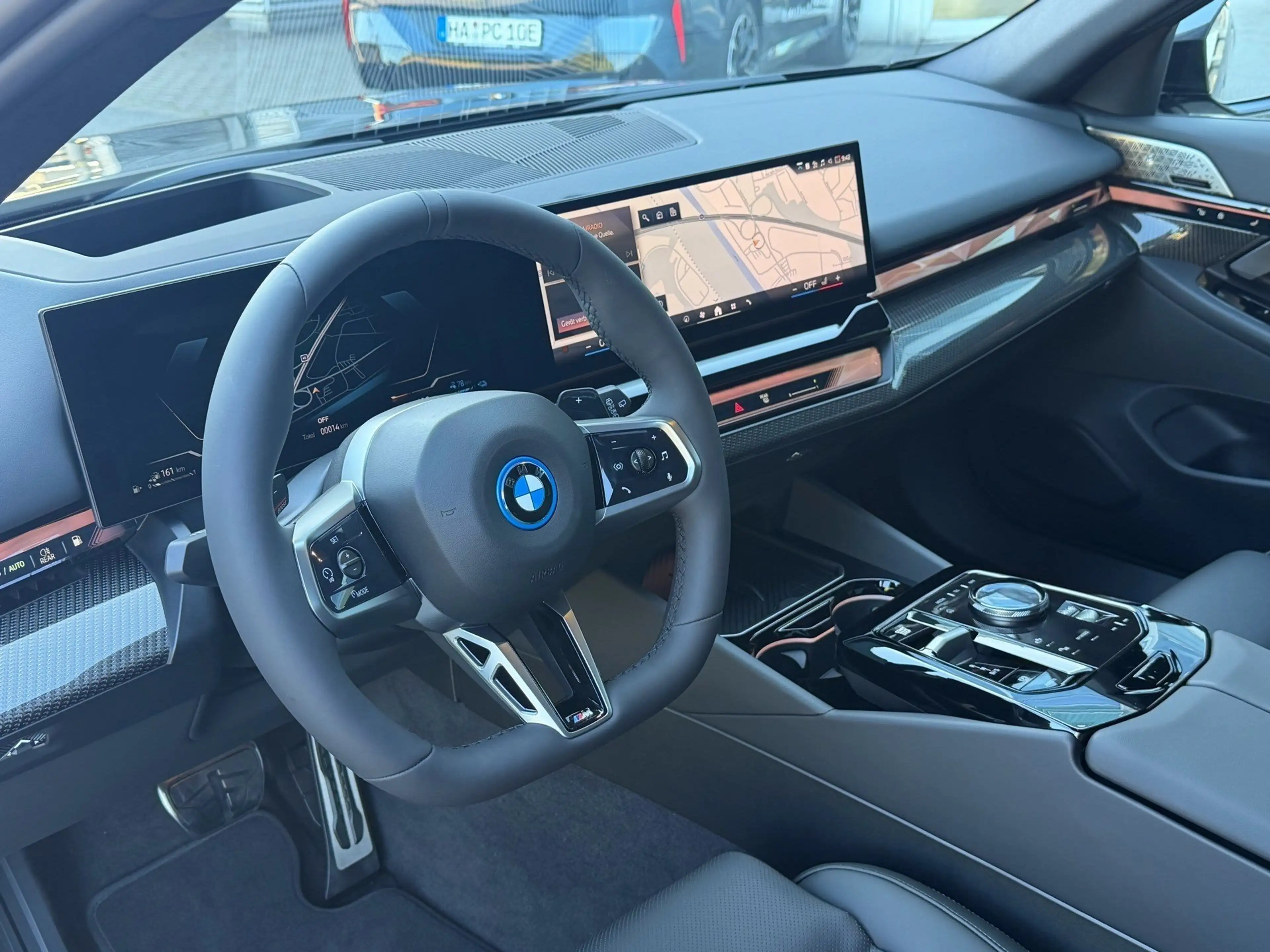 BMW 550 e xDrive M-Sport Pro, B&W, Pano, 21", AHK, 360°, — photo 7