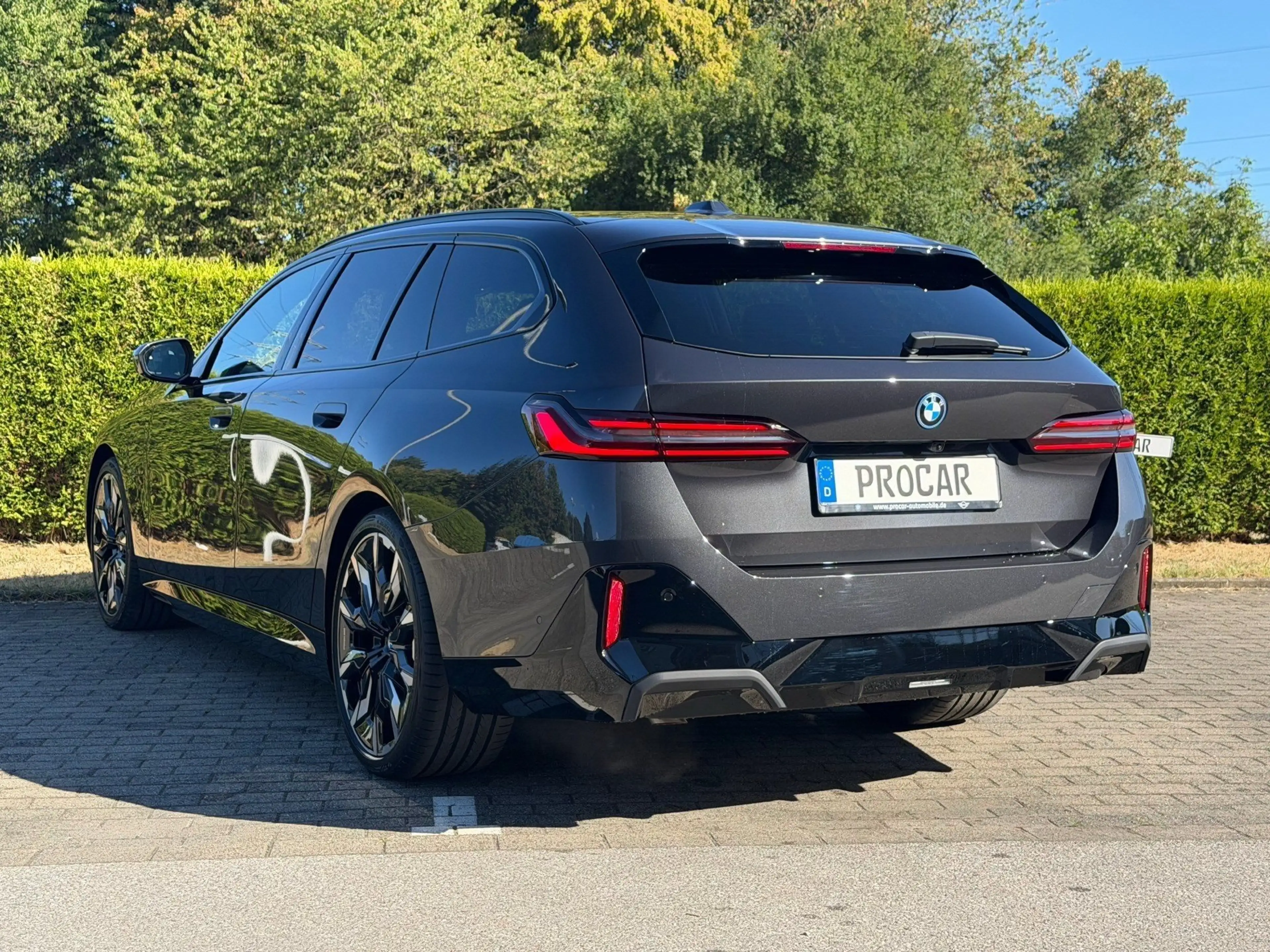 BMW 550 e xDrive M-Sport Pro, B&W, Pano, 21", AHK, 360°, — photo 2