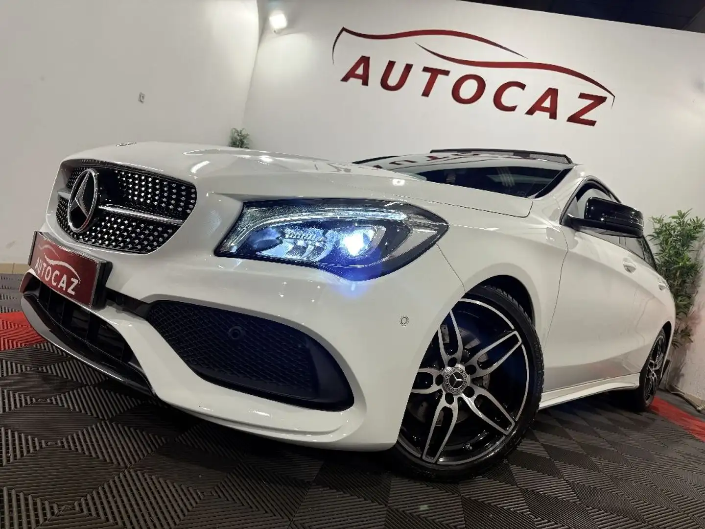 Mercedes-Benz CLA 220 CLASSE 220d 7G-DCT Fascination AMG LINE Weiß - 2