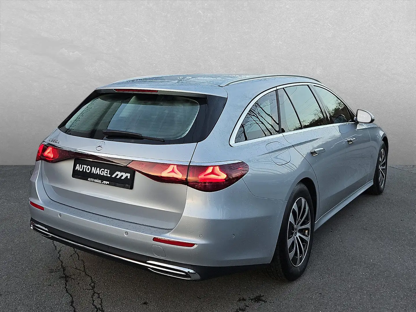 Mercedes-Benz E 220 E 220 d T-Modell +AHK+Distronic+LED Silver - 2