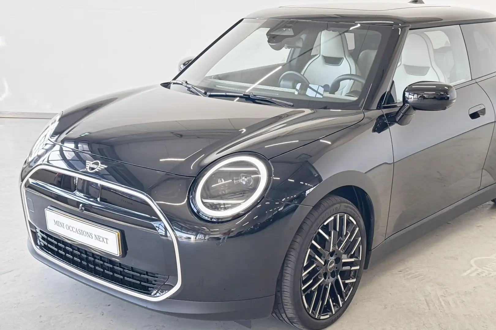 MINI Cooper E 3-deurs Favoured Trim Pakket L - Beschikbaar vanaf Černá - 2