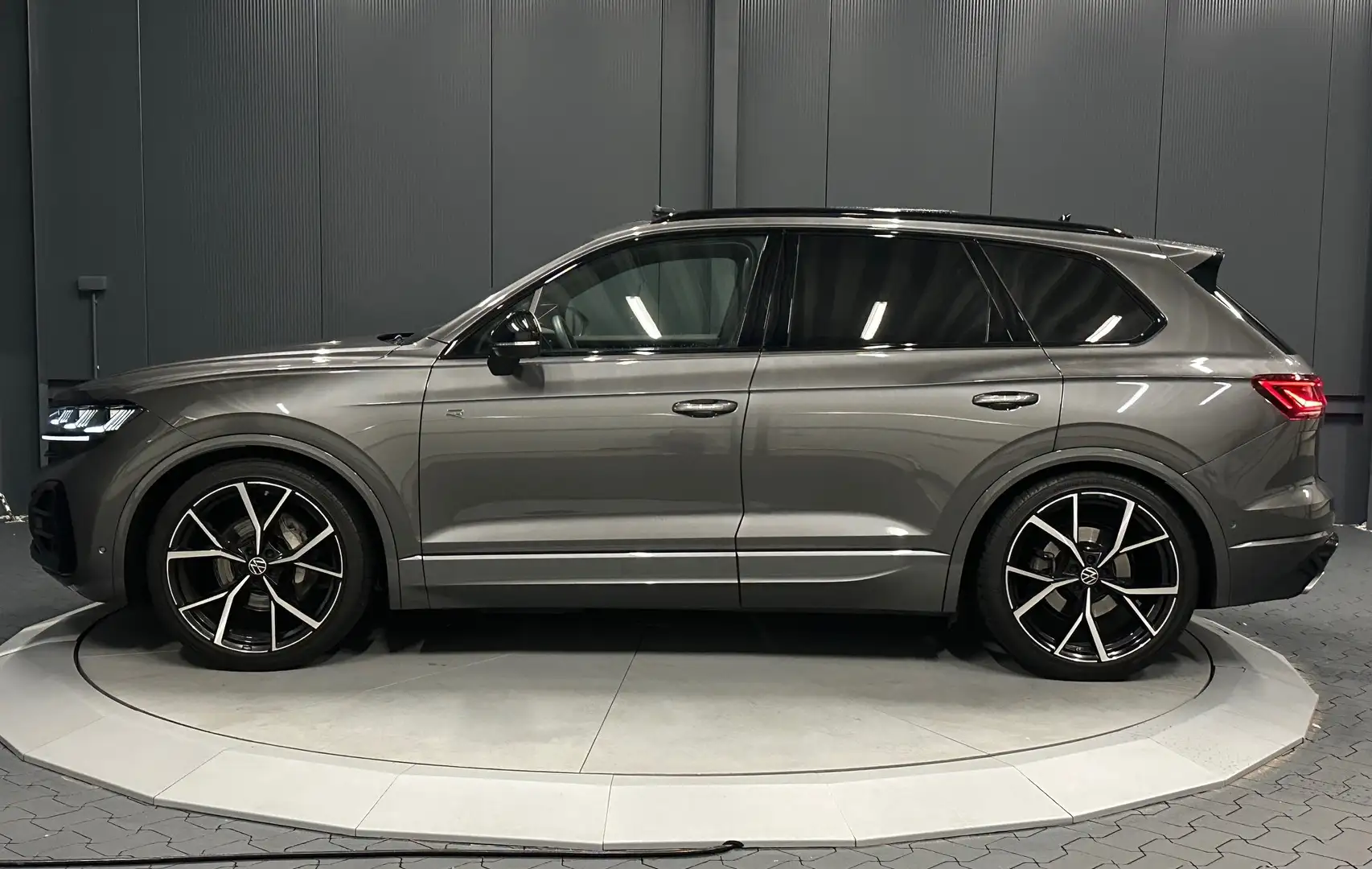 Volkswagen Touareg R-Line 4Motion*Black Style*22Zoll*PANORAMA*DynAud* Grau - 2