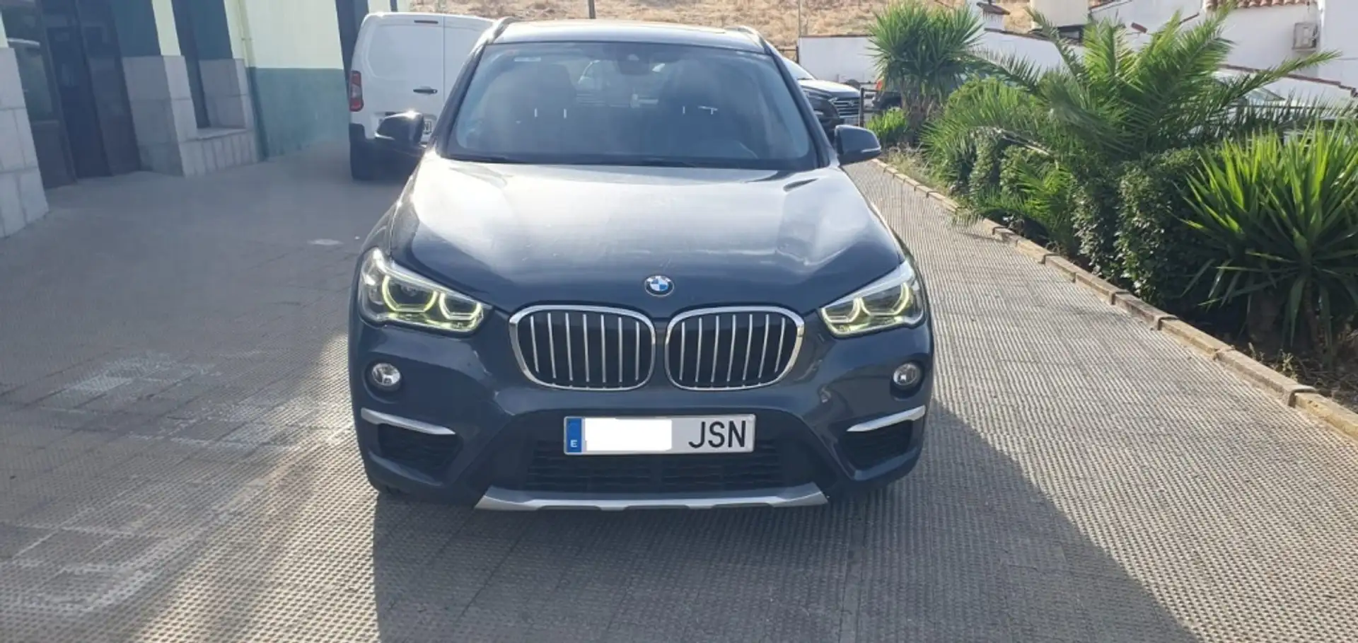 BMW X1 sDrive 18dA Grau - 2