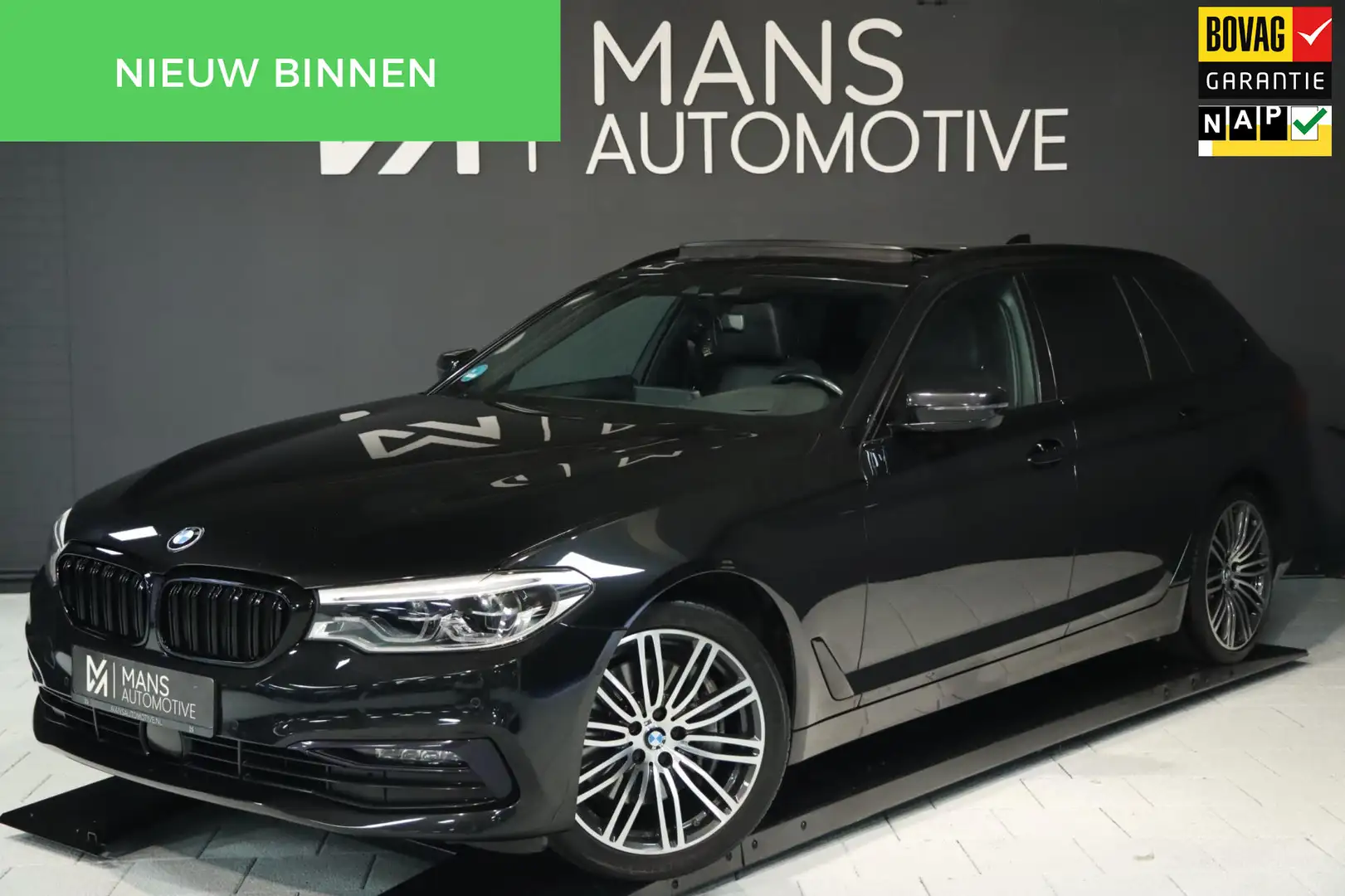 BMW 540 5-serie Touring 540i xDrive / PANODAK / Soft Close Zwart - 1