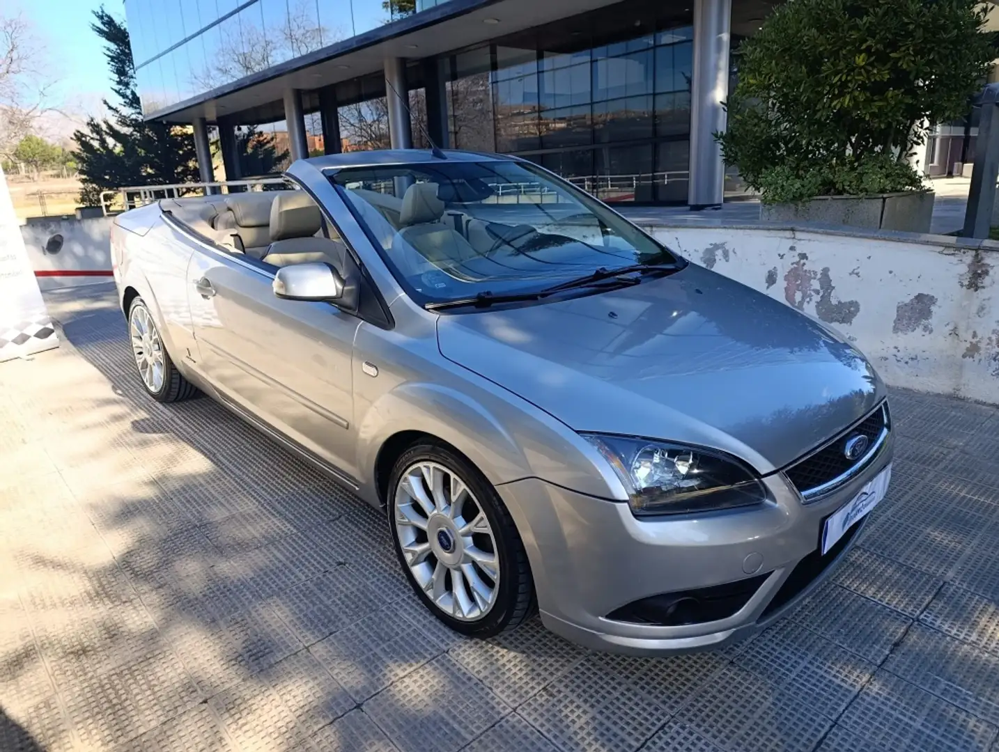 Ford Focus C.C. 2.0 Trend Gris - 1