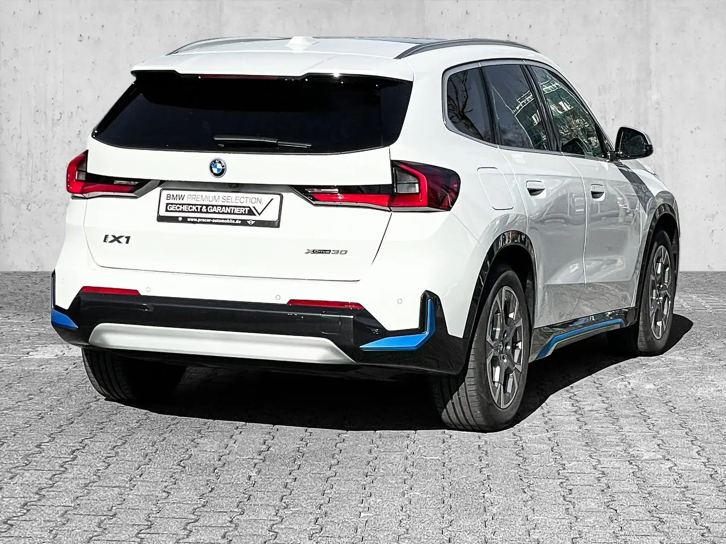 BMW iX1 xDrive30 X-LINE+PANO+KAMERA+NAVI+LED+SHZ+ALLRAD Wit - 2