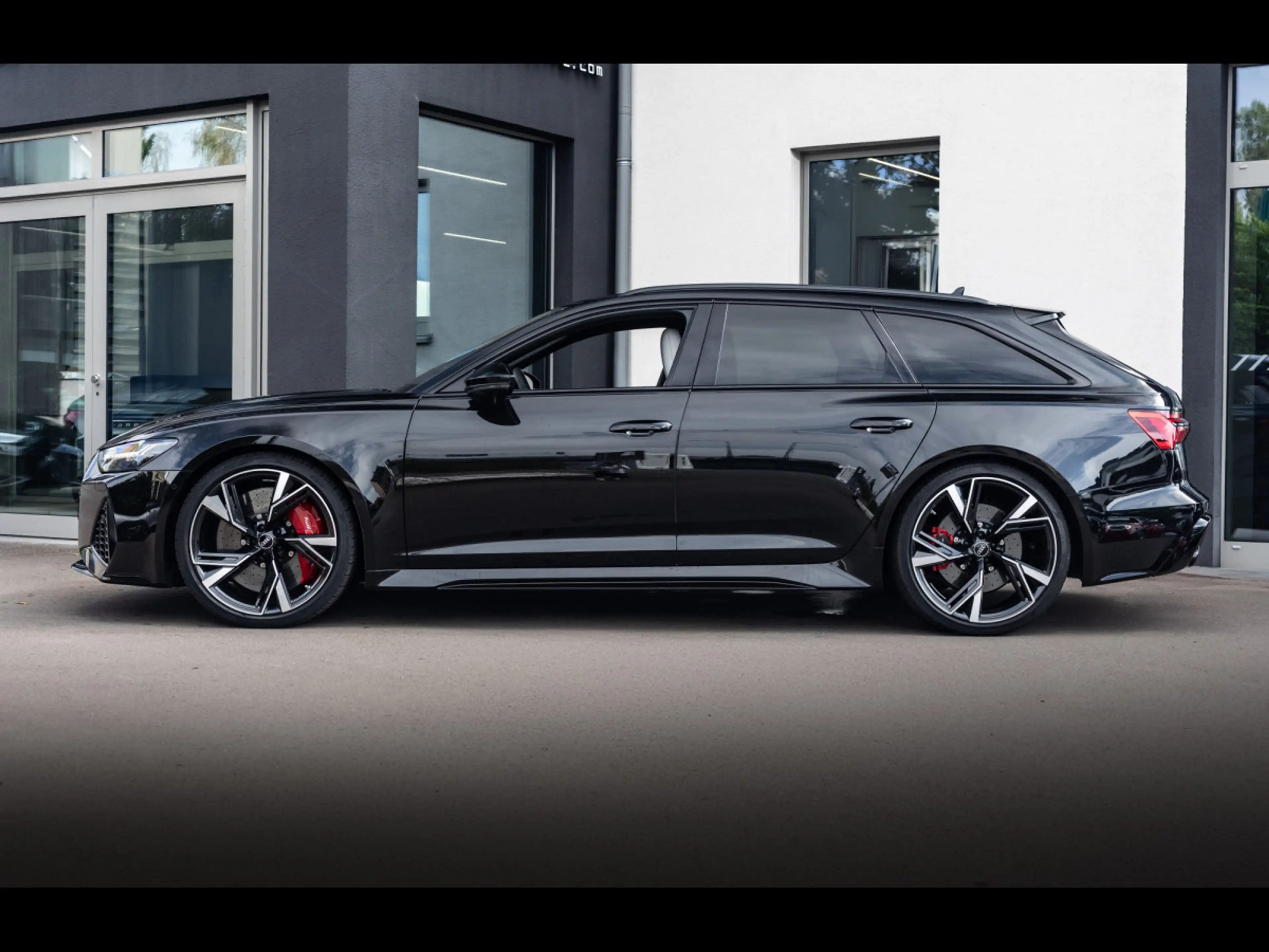 Audi RS6 AVANT°RS DYNAMIQUE+°305km/h°KERAMIK°AHK°B&O 3d — photo 2