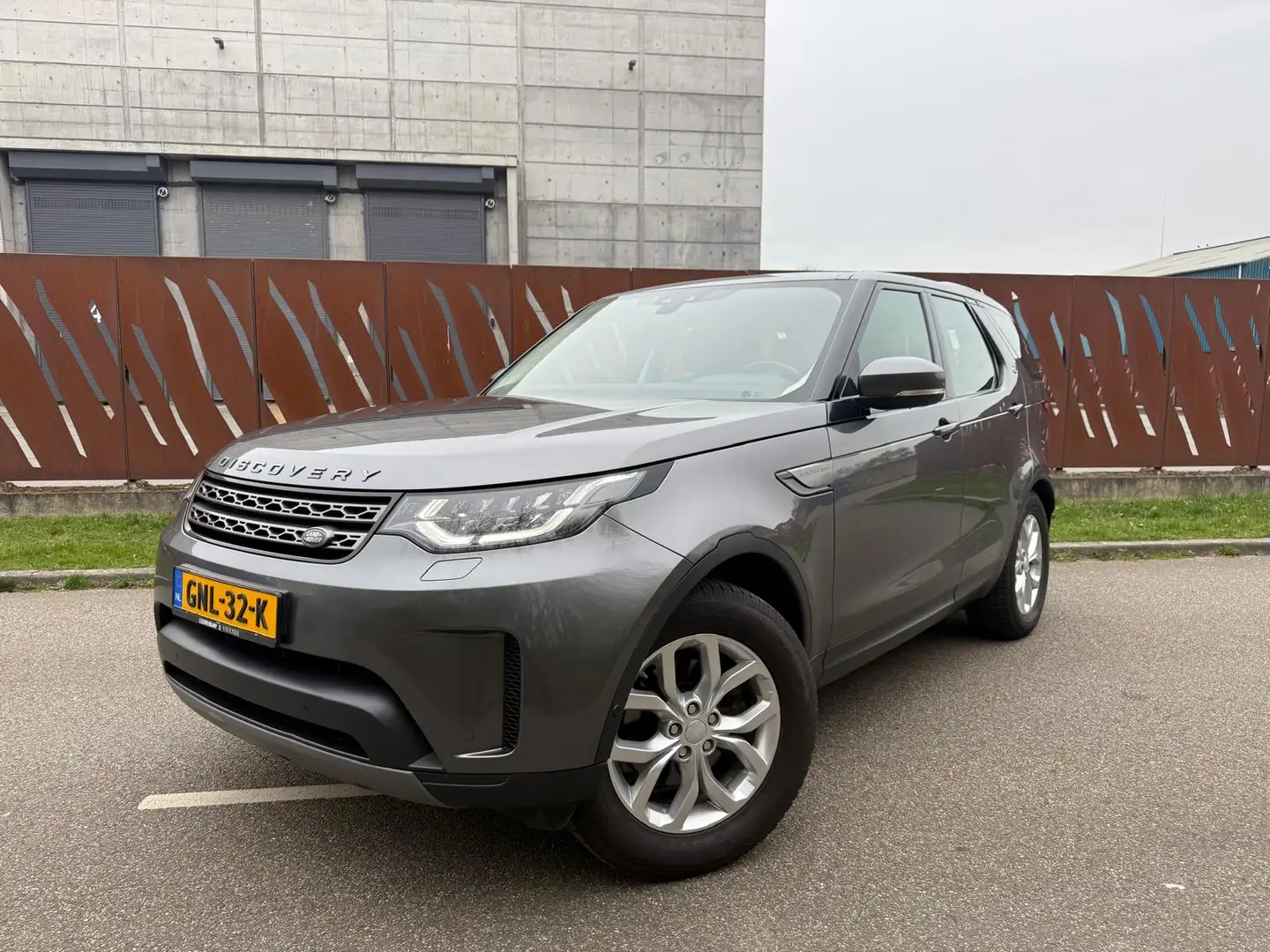 Land Rover Discovery 2.0 Si4 300pk Aut 7 pl. HSE Gris - 1