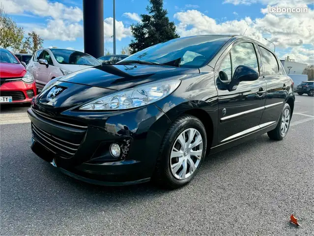 Peugeot 207 1.4 vti envy 95ch toit panoramique (3-4 x sans frais)