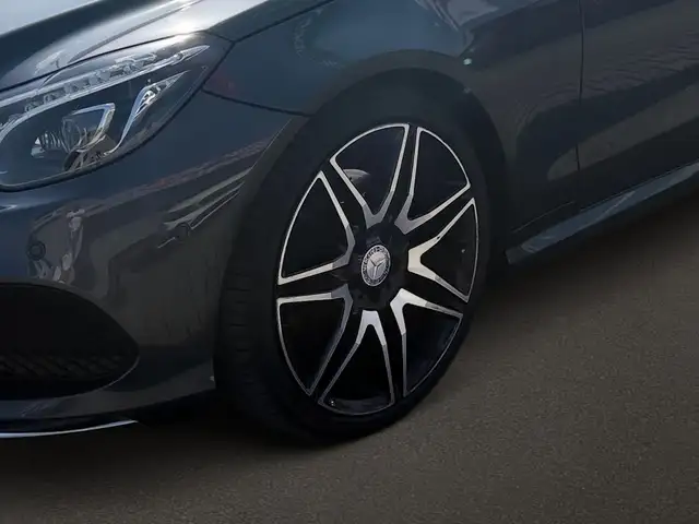 Mercedes-Benz E-Class view 3