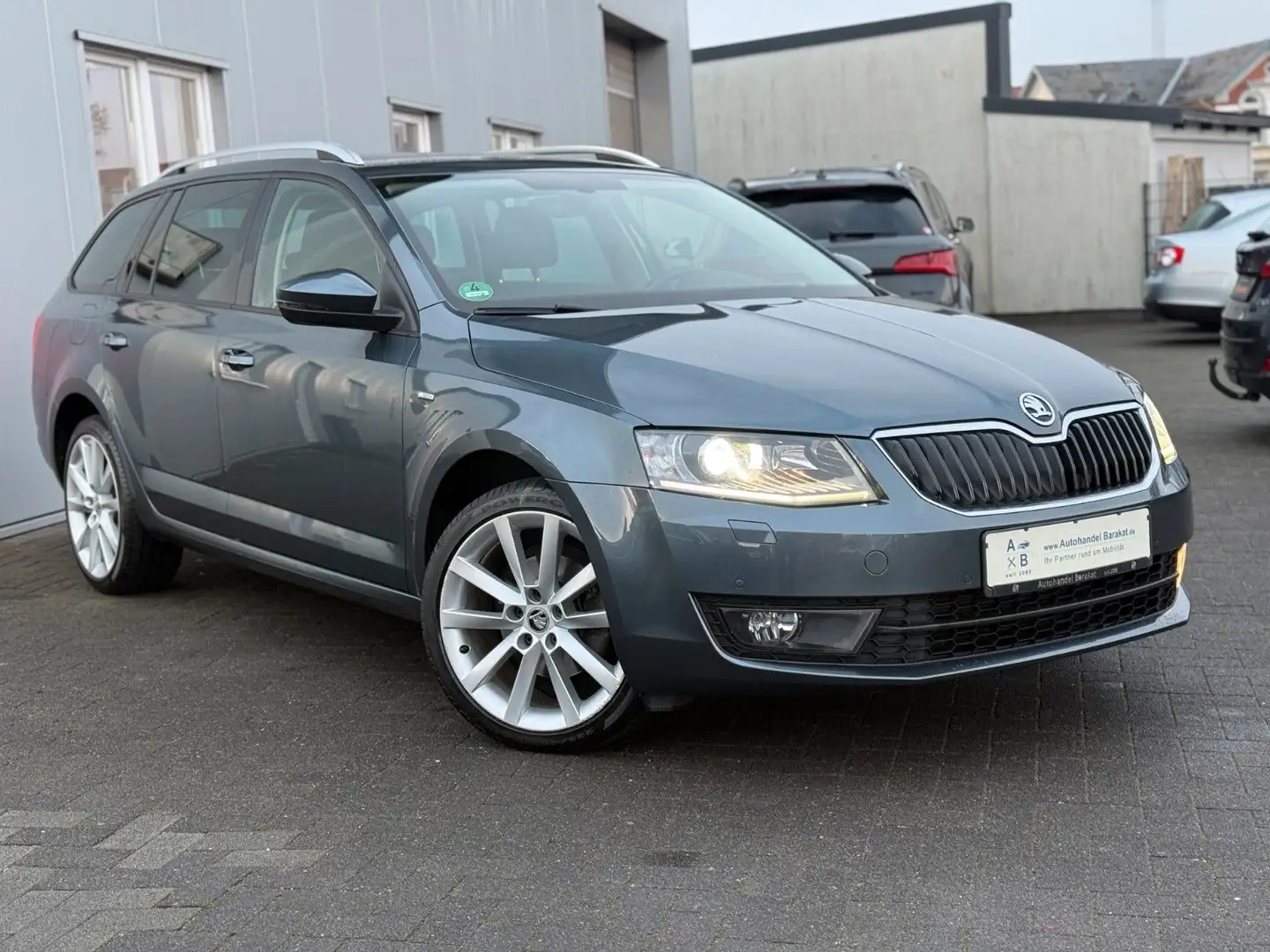 Skoda Octavia Combi Joy 2.0 TDI DSG AHK SHZ PDC NAVI Grijs - 1