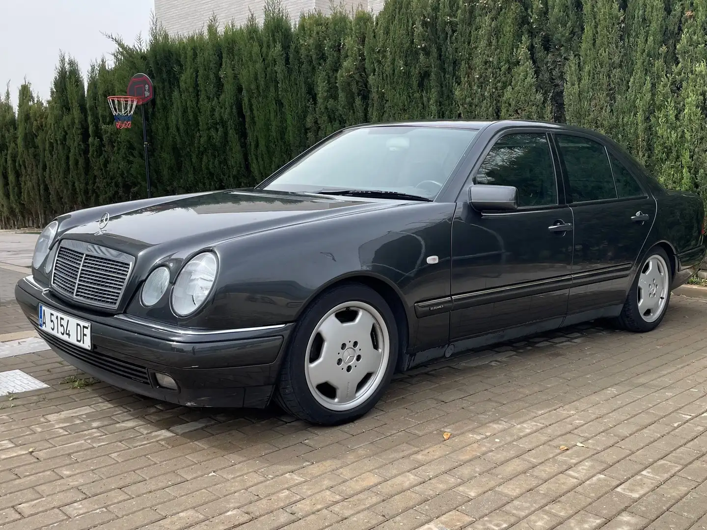 Mercedes-Benz E 320 Familiar Elegance Schwarz - 2