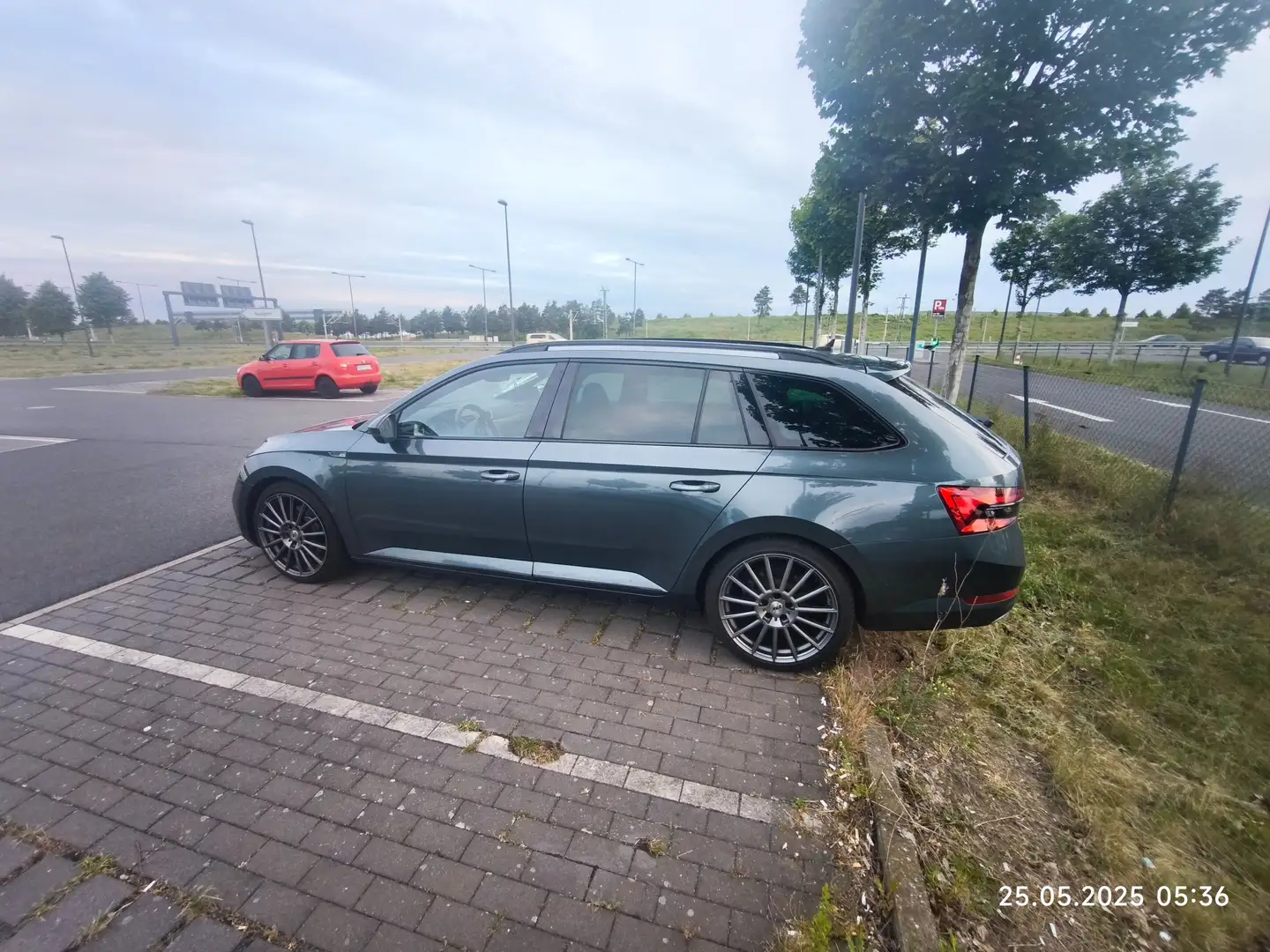 Skoda Superb Superb Combi 2.0 TSI DSG Sportline Grau - 2