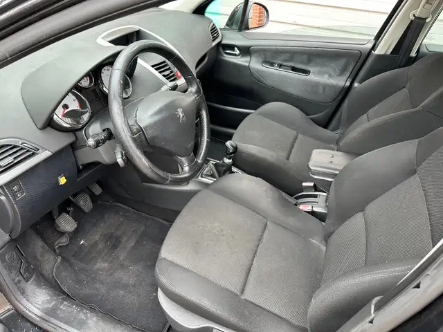 Peugeot 207 view 11